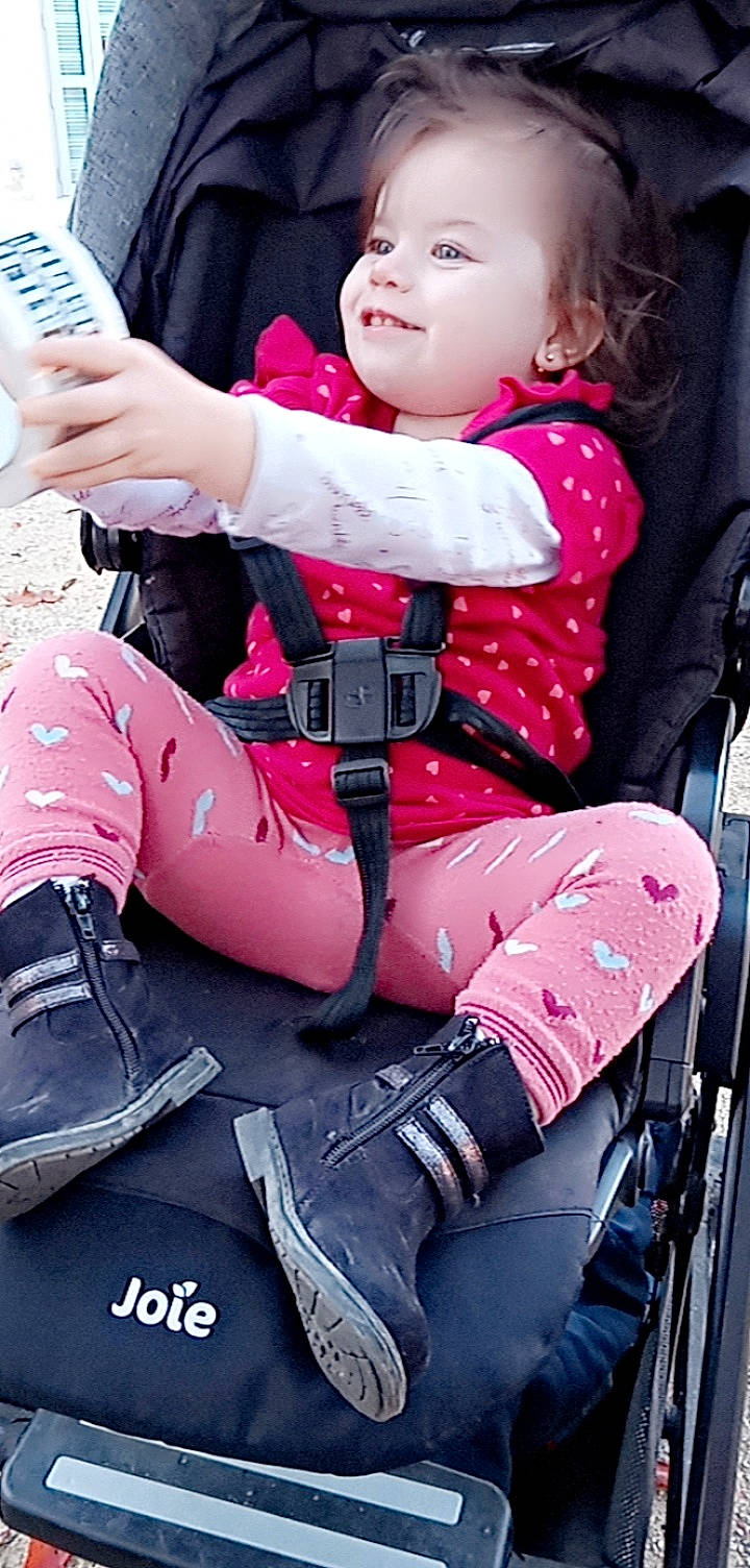 Lylou a rejoint le concours — aidez-le/la à gagner de superbes lots ! baby, baby_toddler_clothing, black, clothing, comfort, fashion, happy, human_leg, knee, lap, leisure, magenta, person, pink, red, sleeve, street_fashion, thigh, toddler, waist