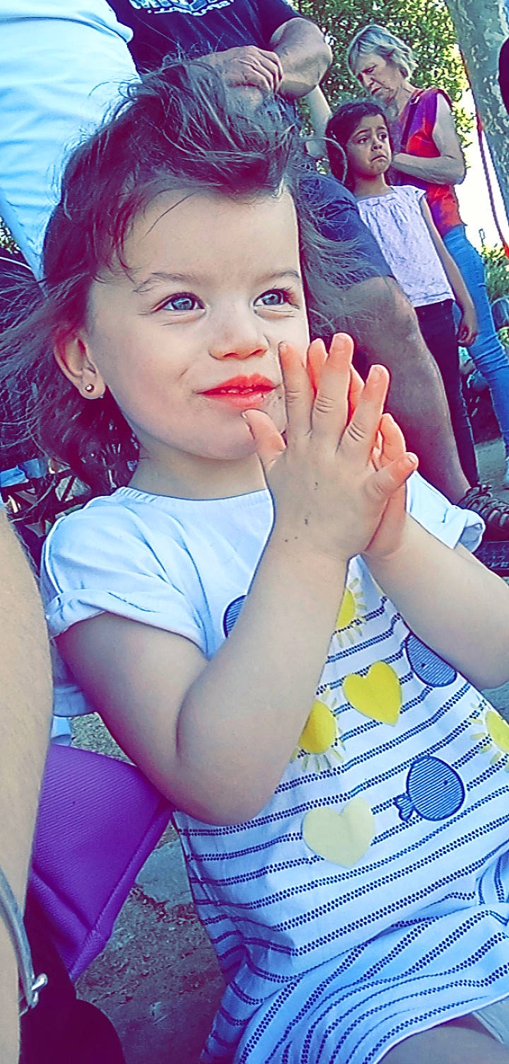 Lylou participe au concours pour gagner de l'argent avec cette photo : arm, child, eyelash, face, facial_expression, finger, flash_photography, fun, gesture, hairstyle, hand, happy, headwear, iris, joy, leisure, lip, mouth, nail, people_in_nature