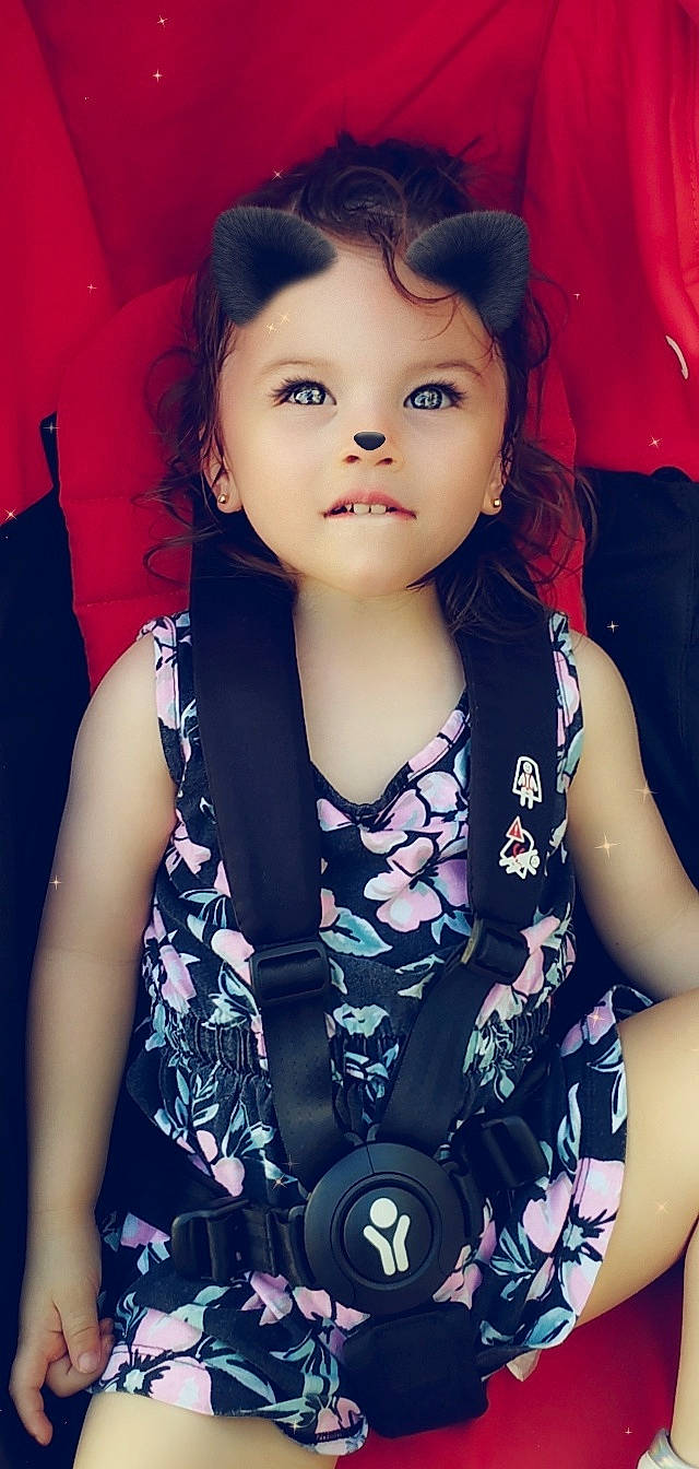 Lylou a rejoint le concours — aidez-le/la à gagner de superbes lots ! black, chin, eye, eyebrow, eyelash, face, fashion, flash_photography, hair, hairstyle, hand, happy, lip, neck, organ, person, photograph, shoulder, skin, sleeve