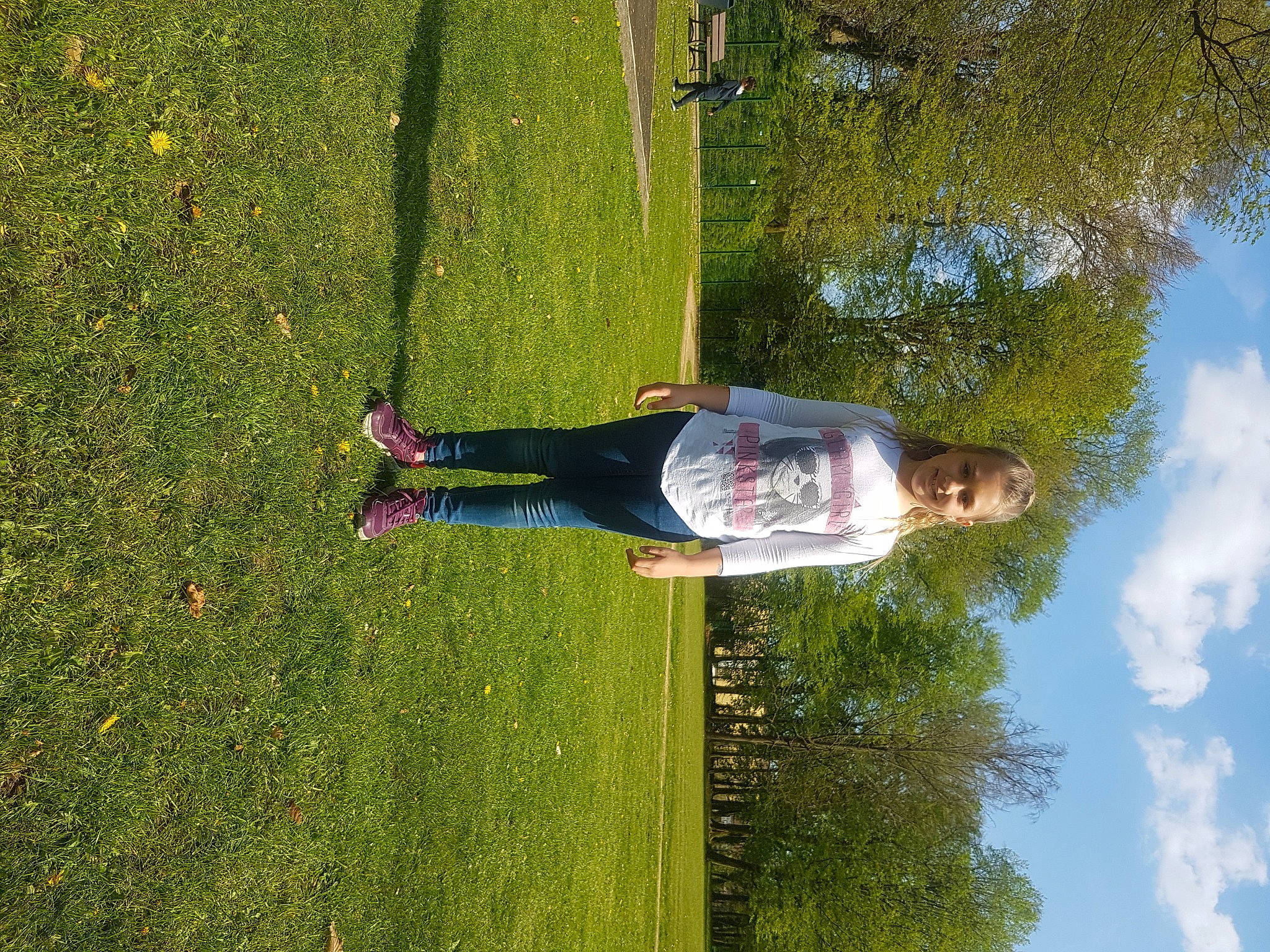 Cindy participe au concours pour gagner de l'argent avec cette photo : grass, grass_family, green, happy, joy, lawn, leaf, meadow, park, people_in_nature, person, shadow, spring, sunlight
