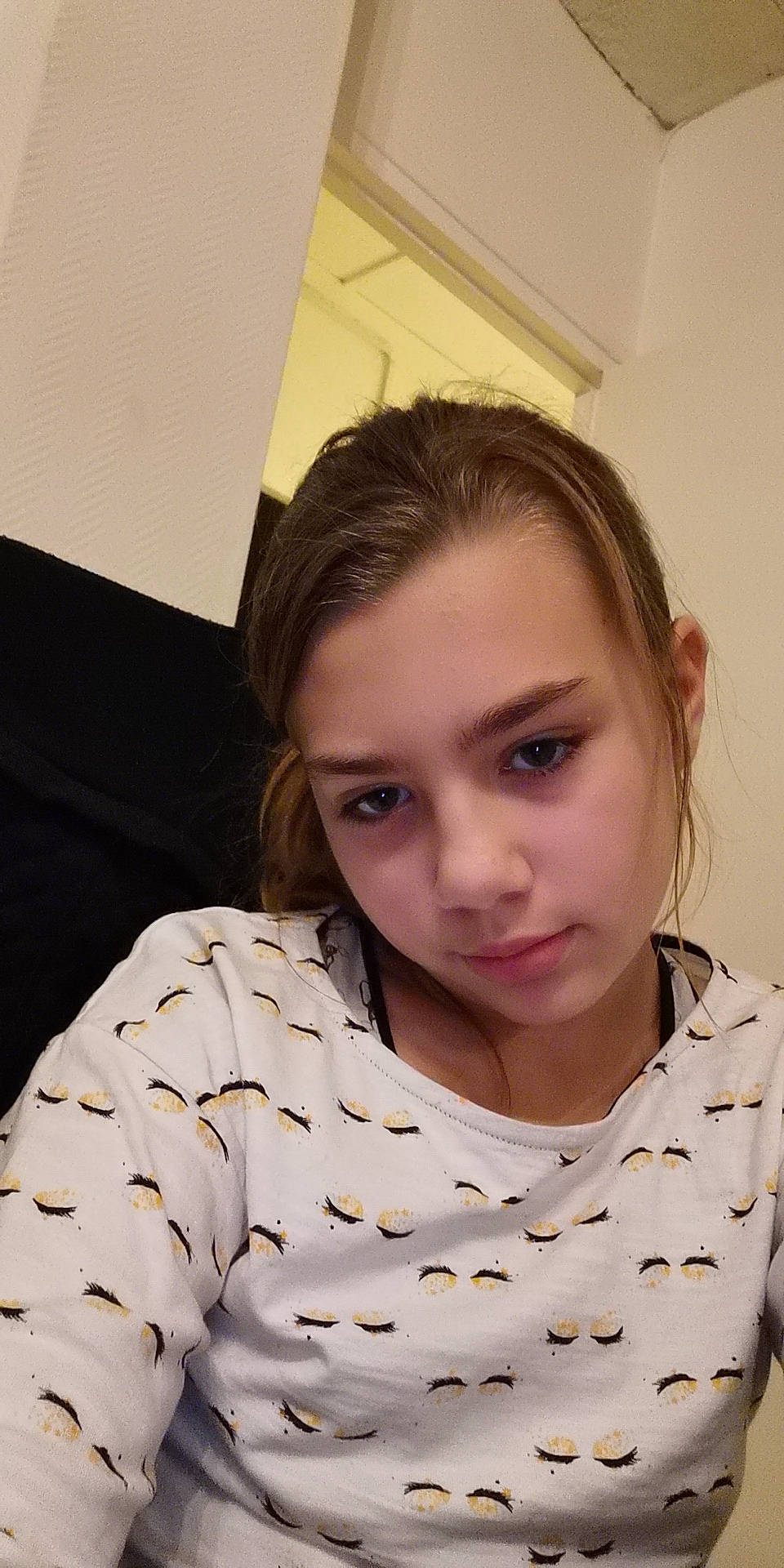 Cindy a rejoint le concours — aidez-le/la à gagner de superbes lots ! brown_hair, button, cheek, eye, eyebrow, eyelash, forehead, hair, hairstyle, iris, jaw, lip, neck, nose, person, portrait, portrait_photography, selfie, shoulder, skin