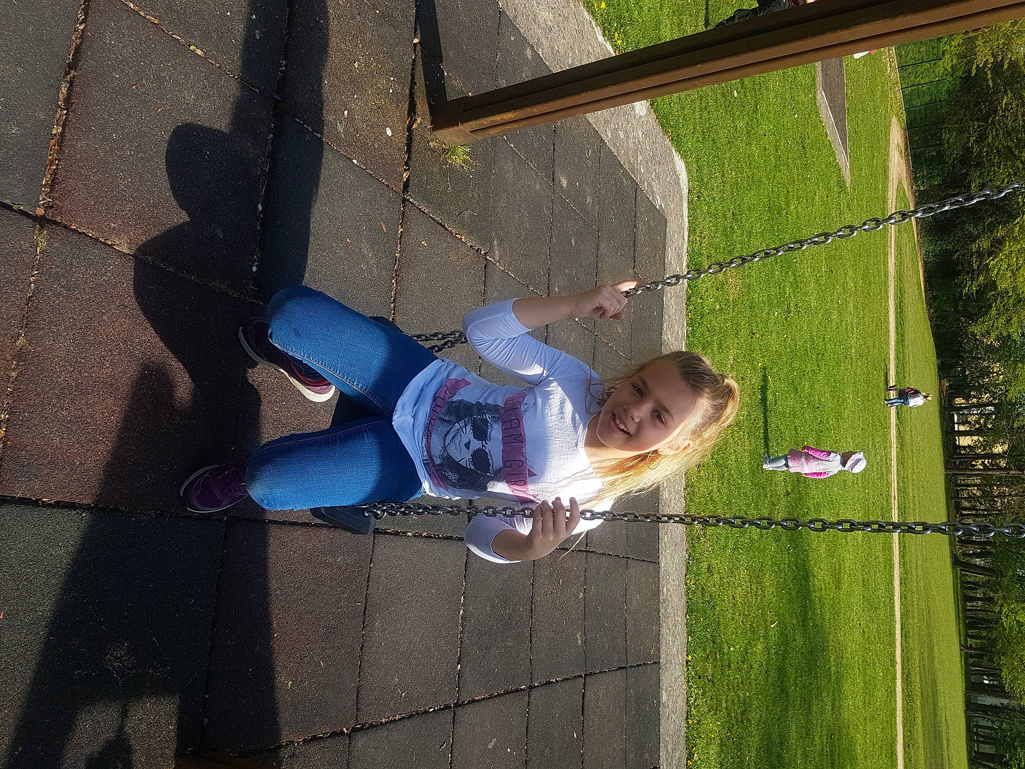 Cindy a rejoint le concours — aidez-le/la à gagner de superbes lots ! human_settlement, joy, mesh, net, outdoor_play_equipment, people_in_nature, person, play, playground, public_space, shadow, spring, tar, walking_shoe, yard