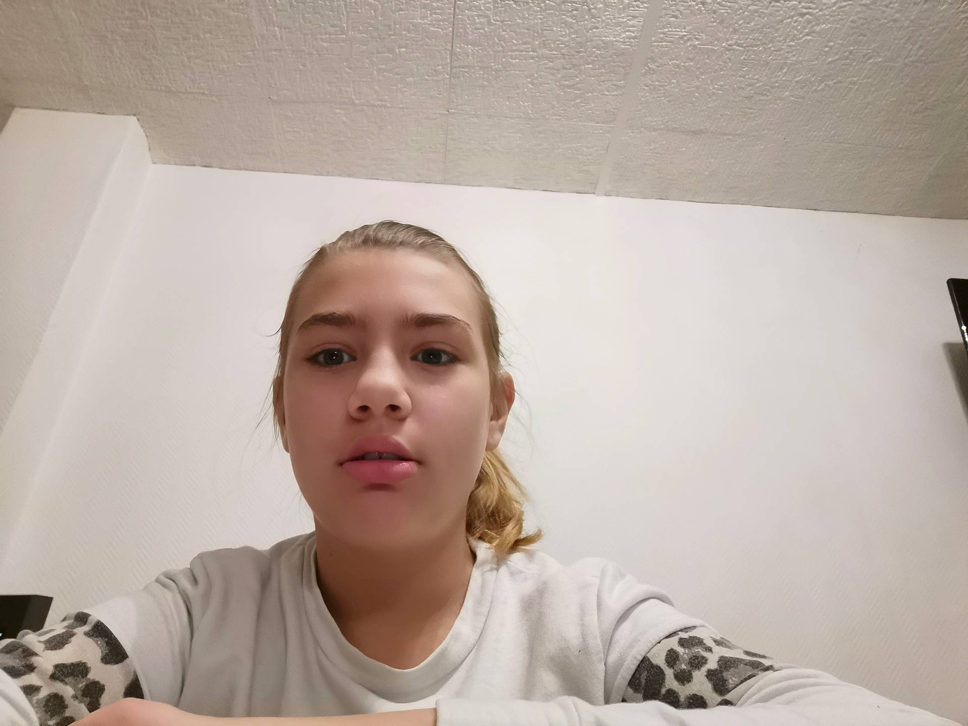 Cindy a rejoint le concours — aidez-le/la à gagner de superbes lots ! eyebrow, eyelash, finger, forehead, hair, hairstyle, jaw, neck, person, plaster, room, shoulder, skin, t_shirt, throat, top, wall, wrist