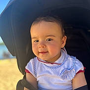 Celia a rejoint le concours — aidez-le/la à gagner de superbes lots ! baby, child, stroller, outdoor, sunlight, face, smile, clothing, seatbelt, person, infant, head, cute, portrait, young_child, baby_clothes, happy, daylight, rest, baby_stroller