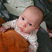 Charlie participe au concours pour gagner de l'argent avec cette photo : baby, bed, blanket, child, clothing, comfort, cute, expression, face, hand, indoors, infant, looking_up, person, pillow, portrait, skin, sleepwear, soft, young