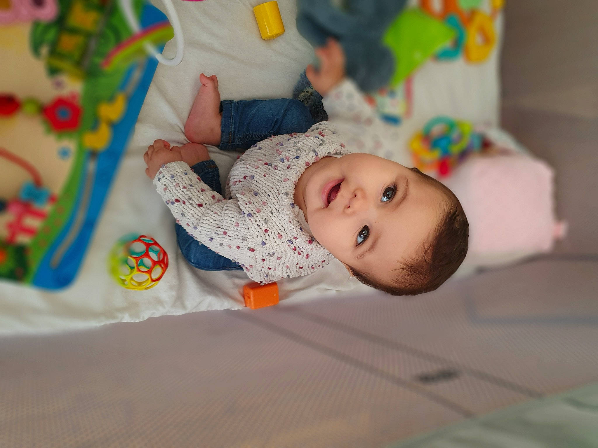 Mia participe au concours pour gagner de l'argent avec cette photo : baby, baby_products, baby_safety, baby_toddler_clothing, child, comfort, event, flooring, fun, happy, leisure, linens, pattern, person, room, toddler