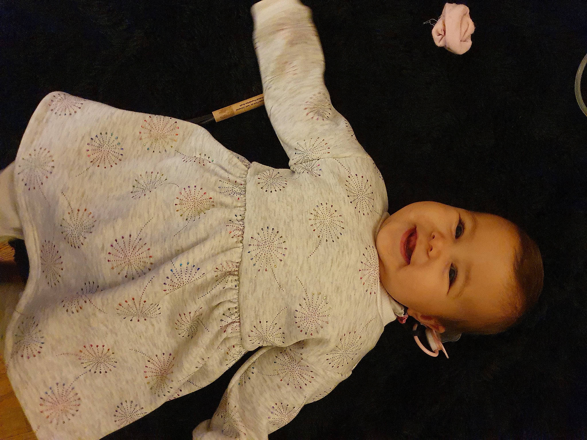 Mia participe au concours pour gagner de l'argent avec cette photo : arm, baby, baby_toddler_clothing, dress, eye, finger, flash_photography, gesture, hand, head, headgear, human_body, joy, mammal, neck, person, skin, sleeve, smile, textile