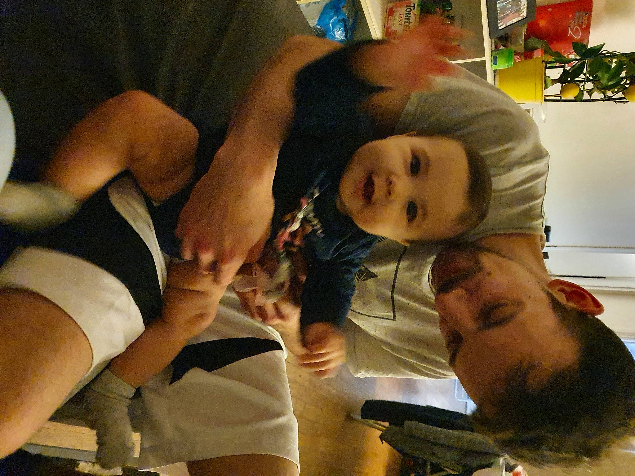 Mia participe au concours pour gagner de l'argent avec cette photo : baby, child, comfort, elbow, event, facial_expression, finger, fun, gesture, happy, human_body, human_leg, knee, mouth, muscle, person, shorts, smile, thigh, toddler