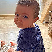 Léonard participe au concours pour gagner de l'argent avec cette photo : toddler, child, sitting, wooden_floor, blue_shirt, white_pants, indoor, natural_light, basket, curtain, window, flooring, looking_back, short_hair, cute, baby, person, home, expression, casual_clothing