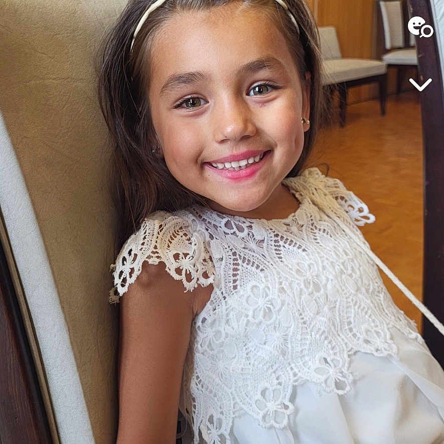 Milia participe au concours pour gagner de l'argent avec cette photo : bodypart, chair, child, clothing, dress, electronics, eveningdress, face, female, finger, formalwear, furniture, girl, hand, happy, head, person, photography, portrait, smile