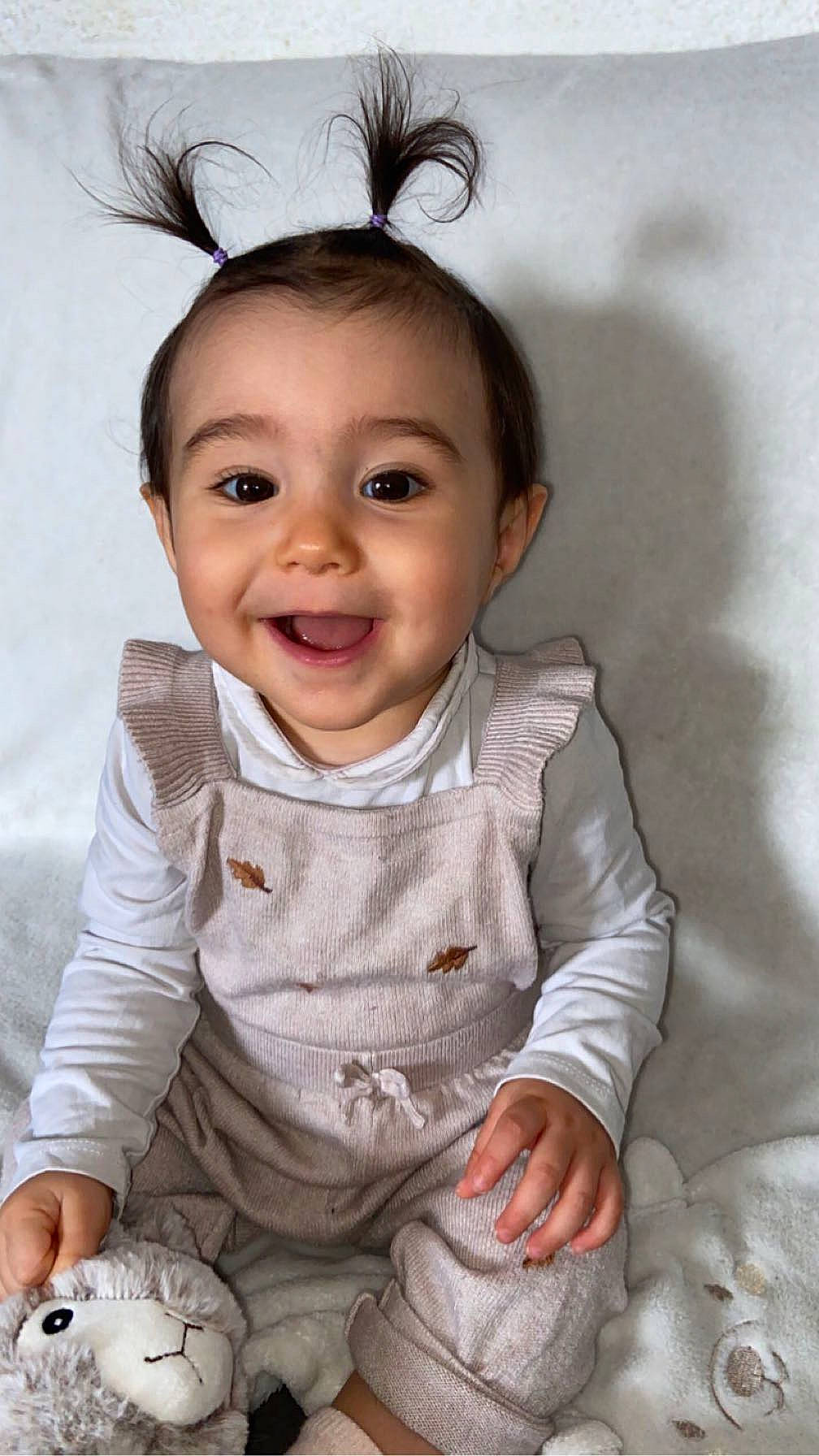 Elvira a rejoint le concours — aidez-le/la à gagner de superbes lots ! baby_toddler_clothing, cheek, chin, eyelash, face, facial_expression, hairstyle, happy, head, human, human_body, iris, joy, lip, nose, organ, person, product, skin, sleeve