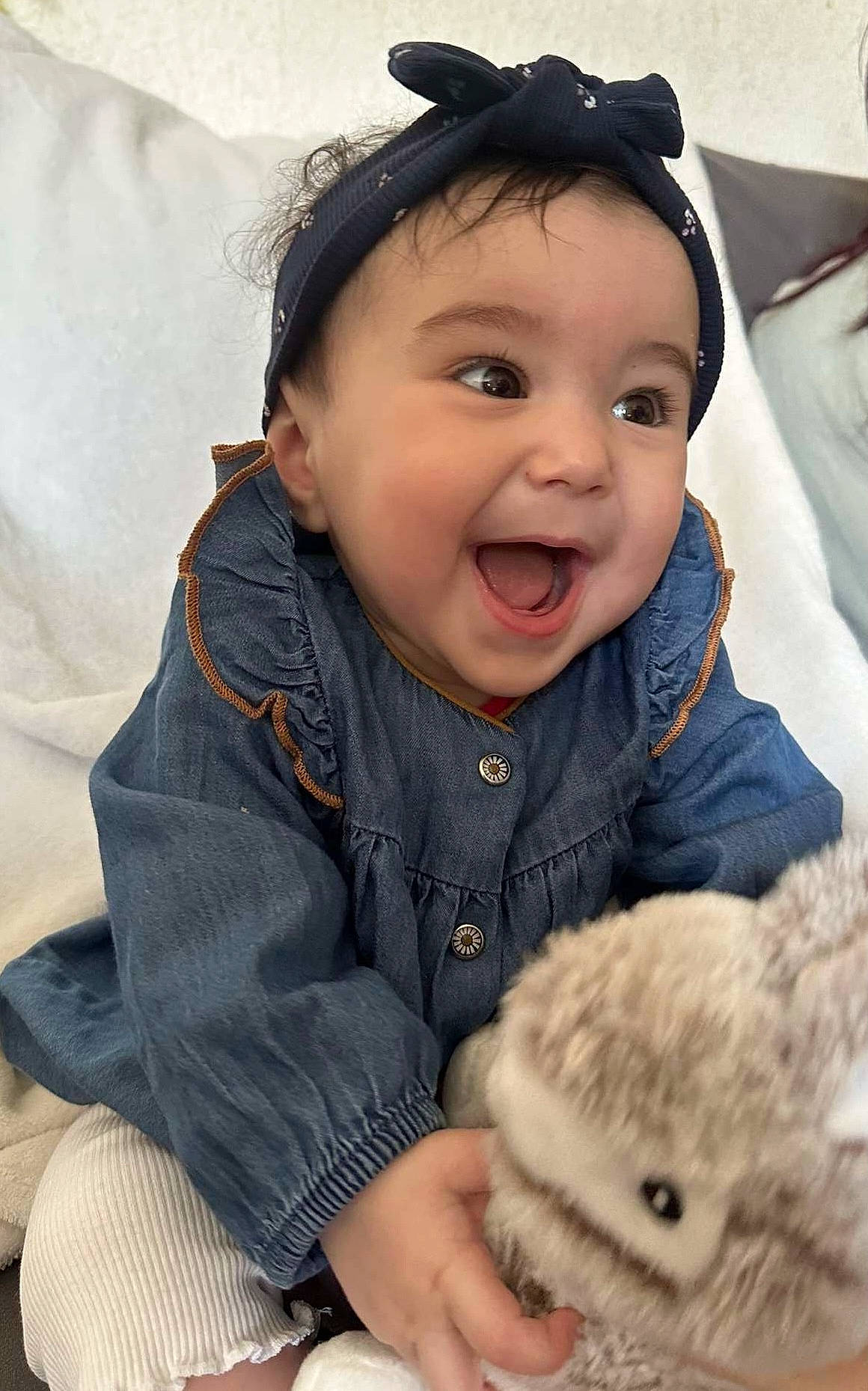 Elvira a rejoint le concours — aidez-le/la à gagner de superbes lots ! baby, baby_toddler_clothing, cheek, child, comfort, eye, fashion_accessory, finger, fur, gesture, happy, headgear, nose, person, skin, sleeve, smile, stuffed_toy, textile, toddler