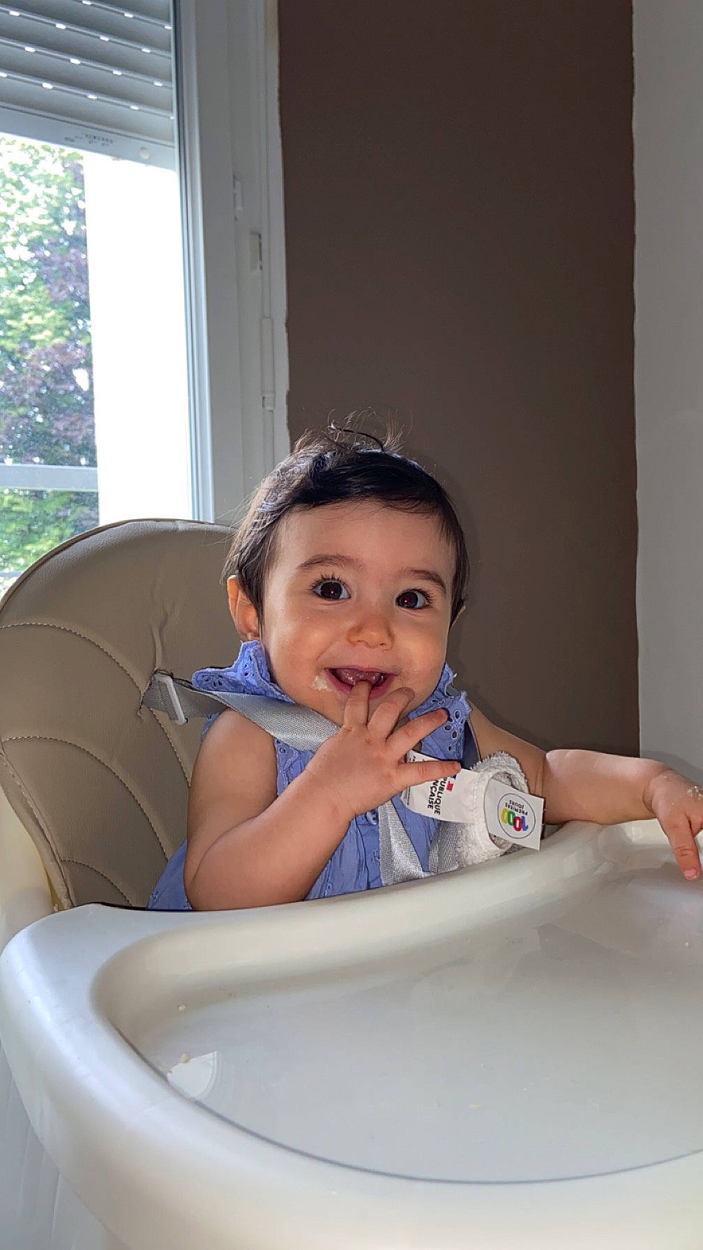 Elvira participe au concours pour gagner de l'argent avec cette photo : baby, baby_toddler_clothing, bathing, child, comfort, elbow, fun, happy, joy, leisure, person, plant, recreation, room, sitting, sleeve, smile, t_shirt, table, toddler