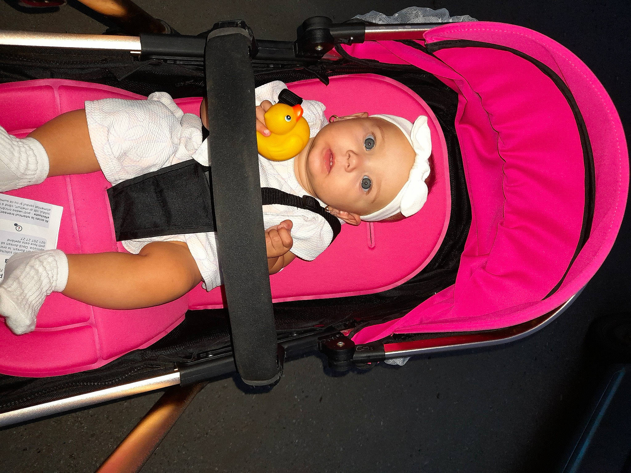 Amira a rejoint le concours — aidez-le/la à gagner de superbes lots ! baby, baby_carriage, baby_products, baby_safety, baby_toddler_clothing, child, comfort, fun, headwear, magenta, person, thigh, toddler, wrist