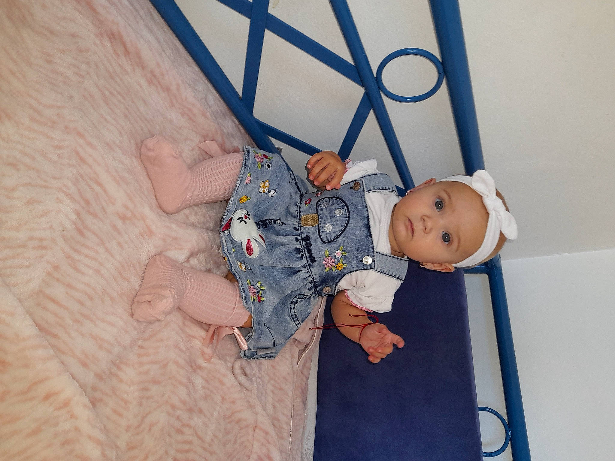 Amira a rejoint le concours — aidez-le/la à gagner de superbes lots ! azure, baby, baby_products, baby_toddler_clothing, baby_toys, child, comfort, eye, foot, fun, happy, hat, headwear, leisure, linens, pattern, person, room, sitting, sleeve