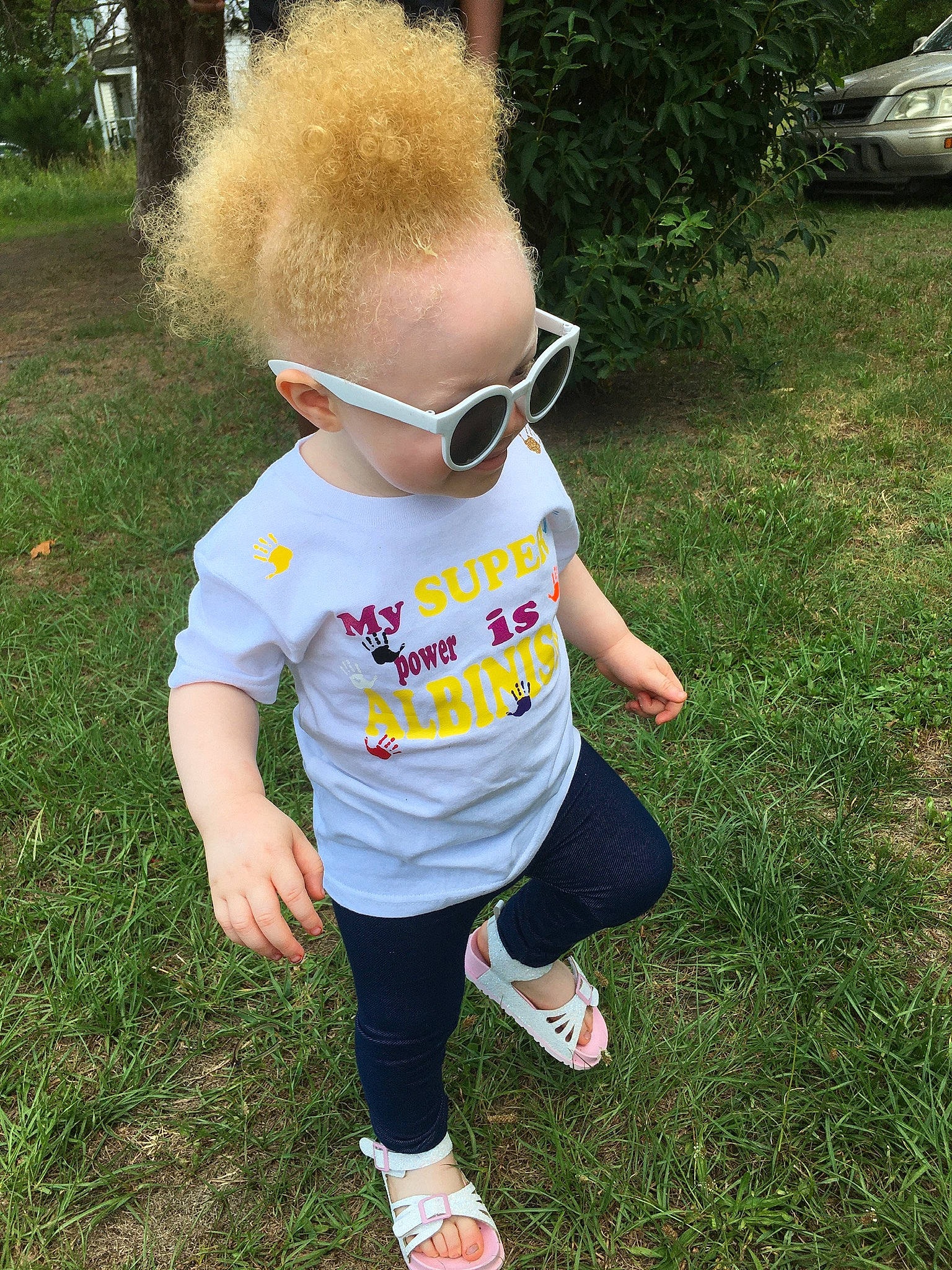 Kaniya is registered to the contest to win money with this photo: baby, baby_toddler_clothing, child, eyewear, fun, glasses, goggles, grass, green, happy, people_in_nature, person, personal_protective_equipment, plant, play, recreation, sleeve, sunglasses, t_shirt, toddler