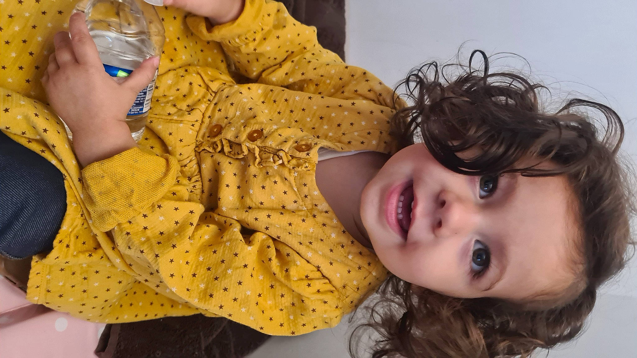 Nawel a rejoint le concours — aidez-le/la à gagner de superbes lots ! beauty, child, child_model, ear, face, fawn, lip, long_hair, nose, outerwear, person, photography, skin, yellow