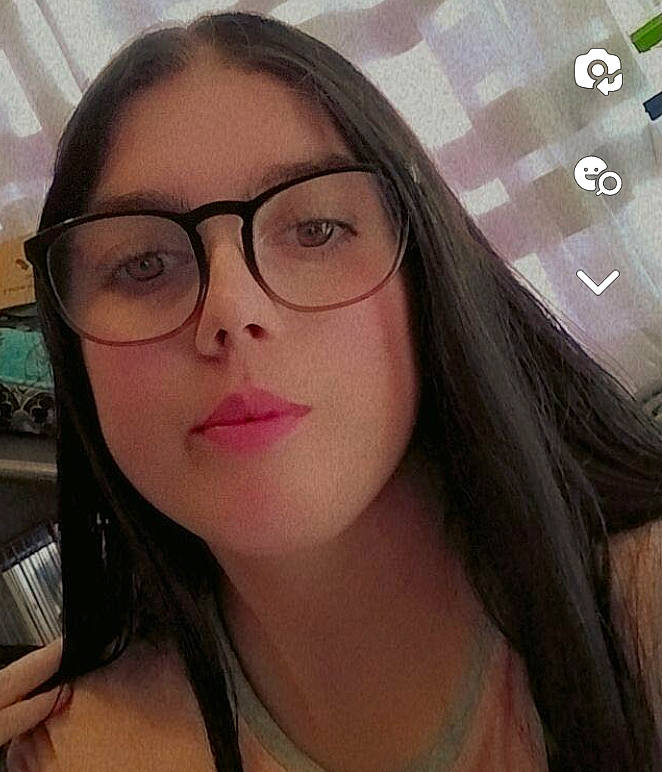 Justine a rejoint le concours — aidez-le/la à gagner de superbes lots ! cheek, chin, cool, ear, eyebrow, eyelash, eyewear, facial_expression, forehead, glasses, hairstyle, happy, human, jaw, lip, mouth, nose, person, skin, smile