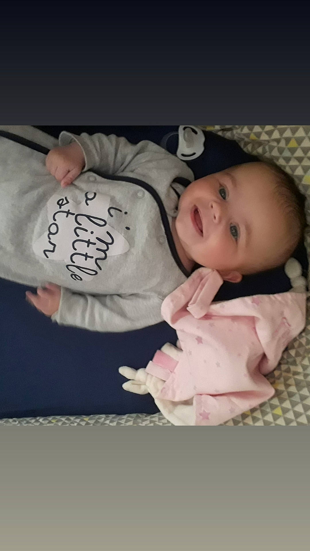 Louisa participe au concours pour gagner de l'argent avec cette photo : baby, baby_products, baby_safety, baby_sleeping, baby_toddler_clothing, cheek, child, comfort, design, finger, iris, linens, lip, mouth, nose, person, skin, sleeve, smile, textile
