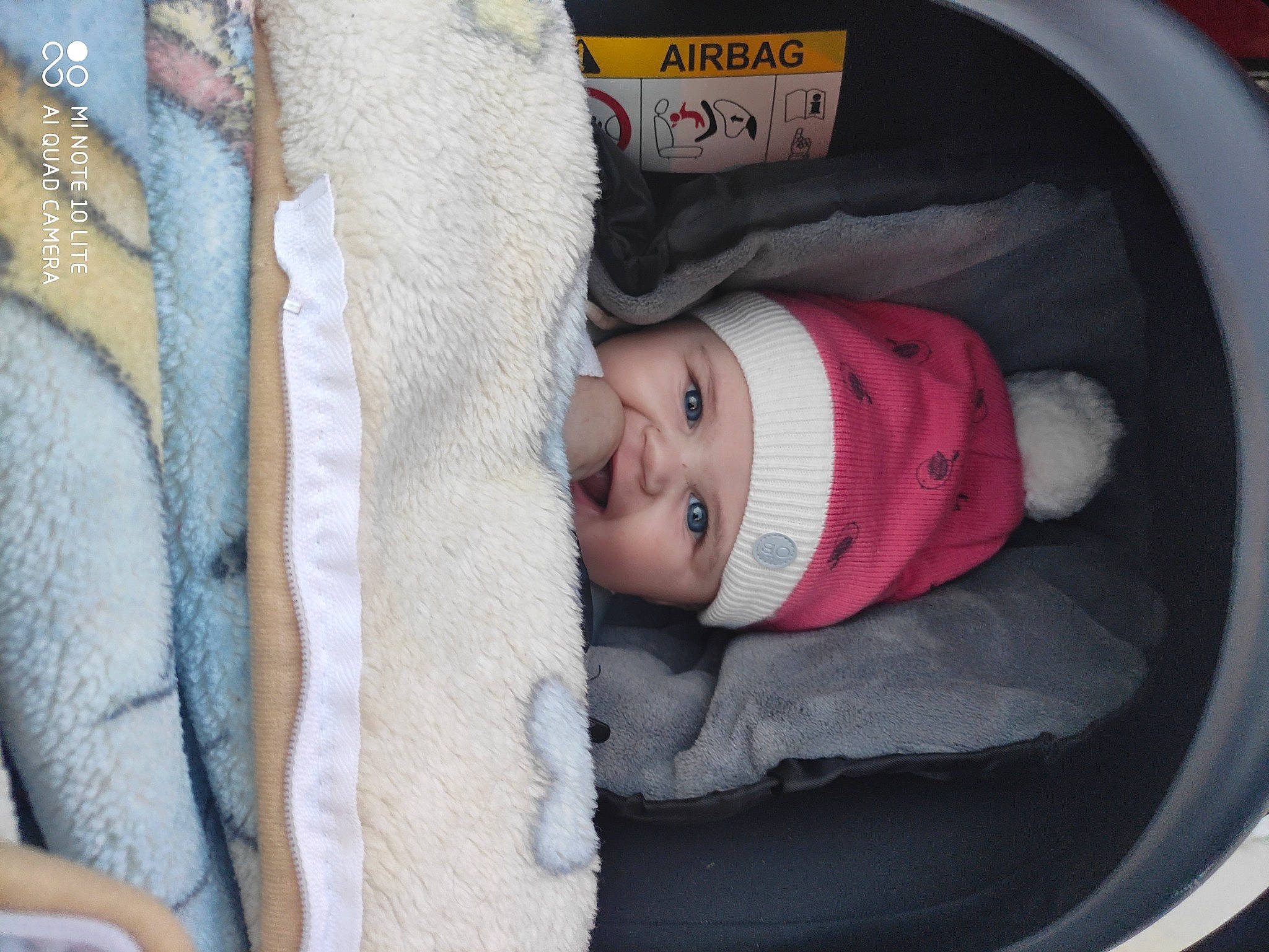 Louisa a rejoint le concours — aidez-le/la à gagner de superbes lots ! auto_part, baby, baby_carriage, baby_products, baby_safety, baby_toddler_clothing, beauty, cap, carmine, cheek, child, clothing, comfort, facial_expression, hat, headgear, headwear, outerwear, person, skin