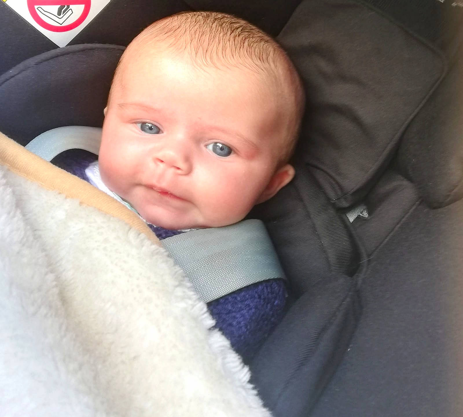 Louisa participe au concours pour gagner de l'argent avec cette photo : auto_part, baby, baby_in_car_seat, baby_products, baby_toddler_clothing, car_seat, cheek, child, comfort, eye, eyebrow, finger, linens, nail, nose, person, seat_belt, skin, sleeve, textile