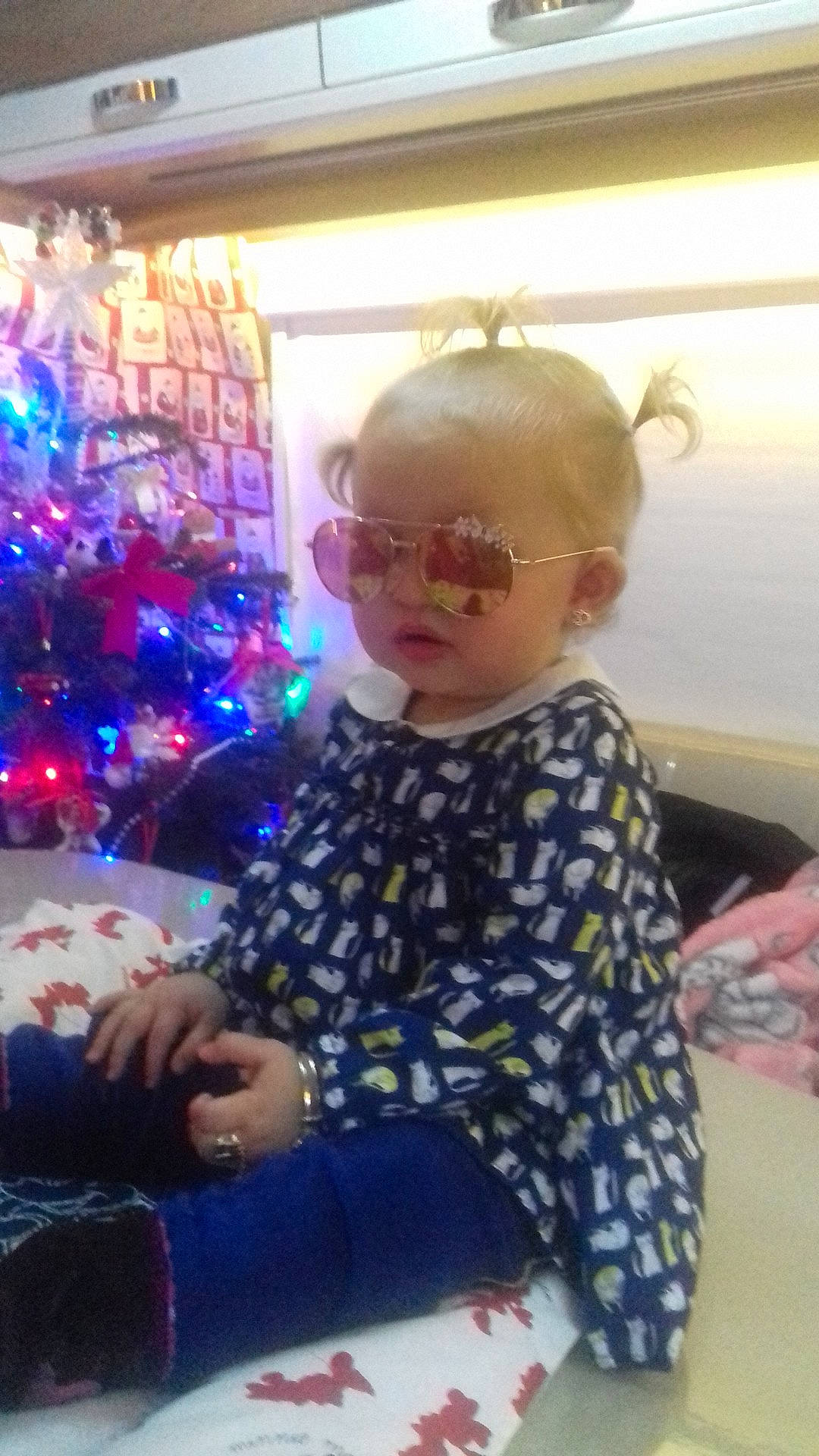 Djenaiss participe au concours pour gagner de l'argent avec cette photo : child, cool, day, fun, glasses, hair, person, play, product, textile, toddler, toy