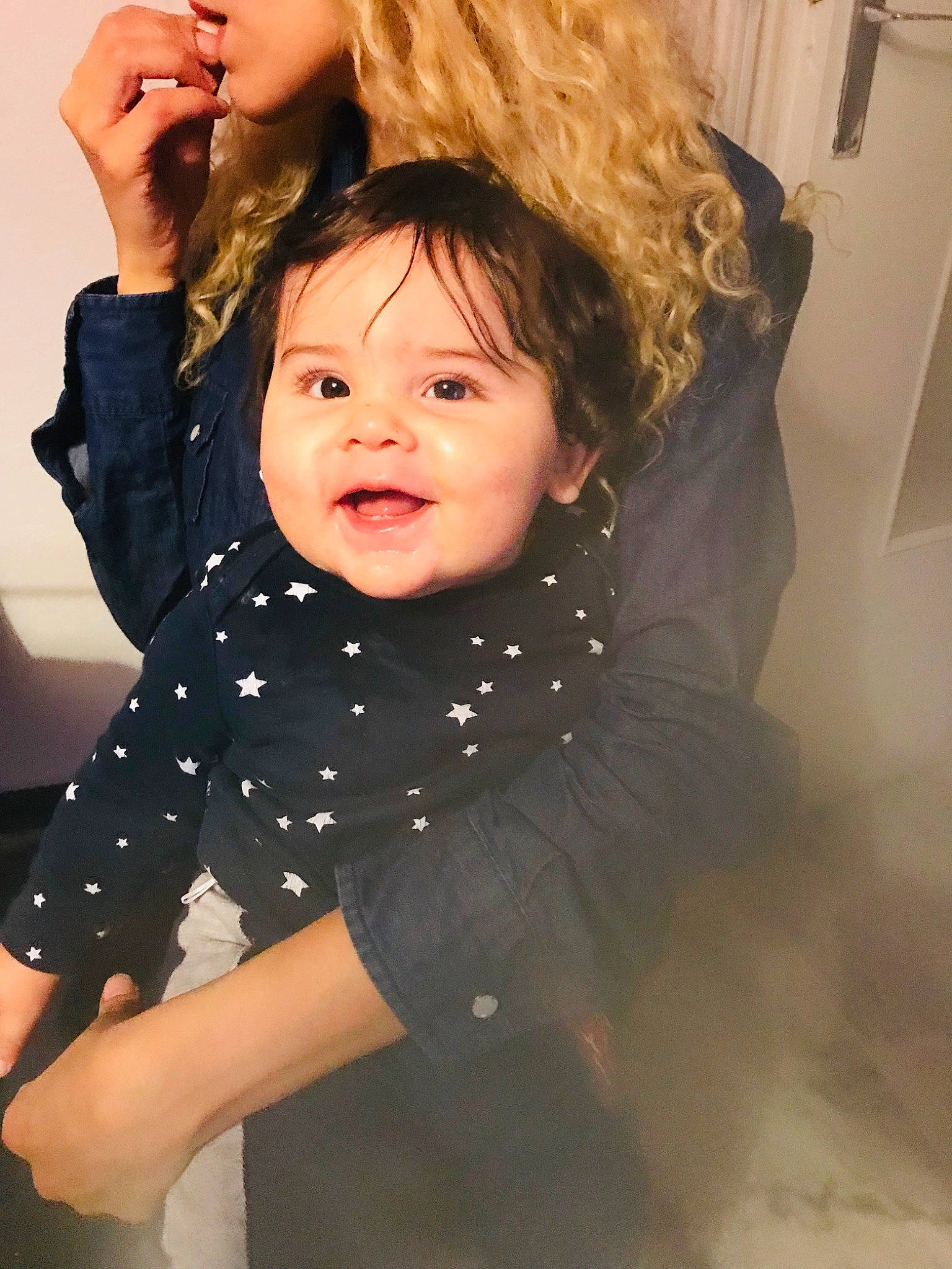 Chahine participe au concours pour gagner de l'argent avec cette photo : arm, beauty, blond, brown_hair, cheek, child, chin, eye, face, facial_expression, forehead, hair, hairstyle, head, long_hair, nose, outerwear, person, skin, smile