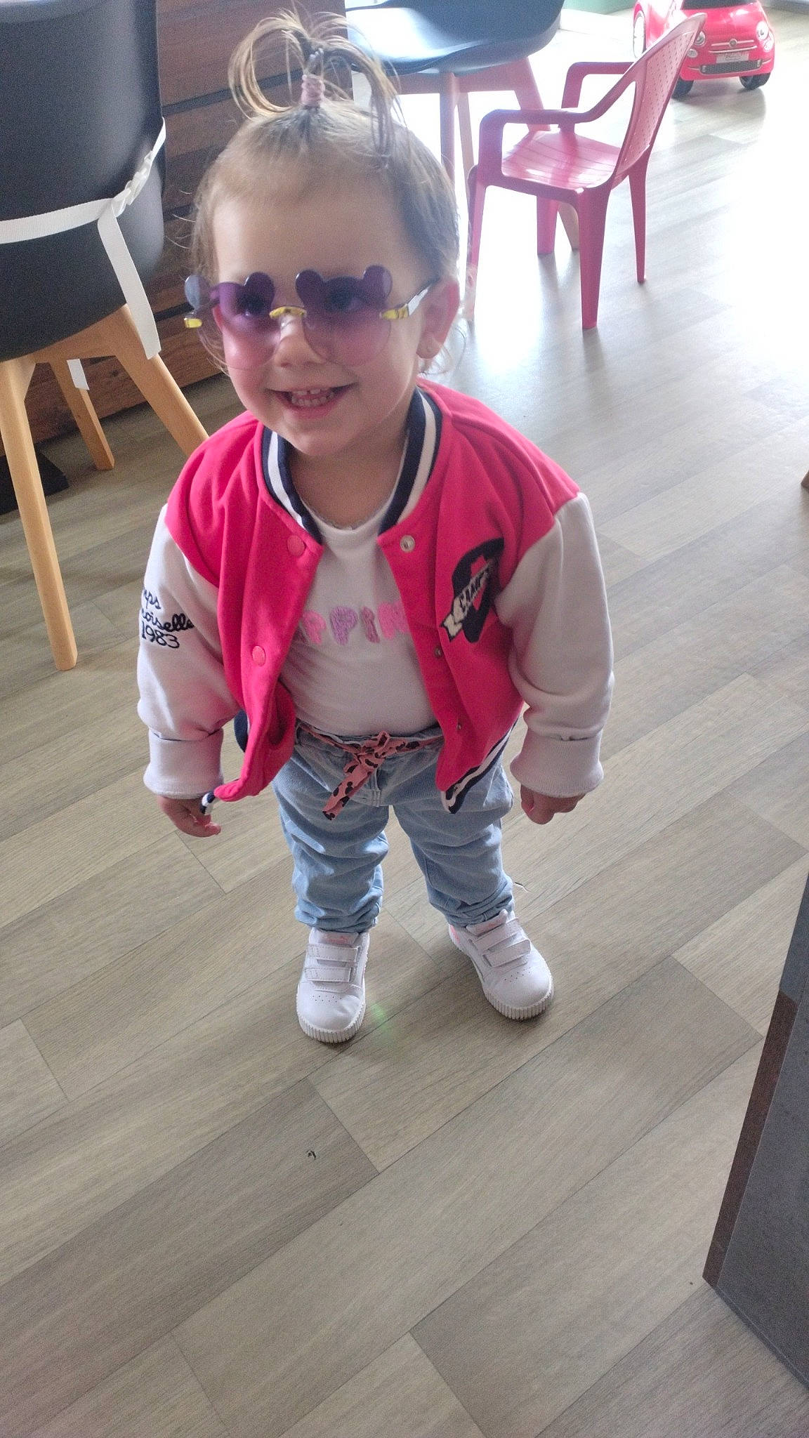 Kaylie Kassy participe au concours pour gagner de l'argent avec cette photo : baby_toddler_clothing, chair, cheek, clothing, eyewear, face, floor, flooring, glasses, goggles, hair, head, joy, leg, person, skin, sleeve, smile, sunglasses, vision_care