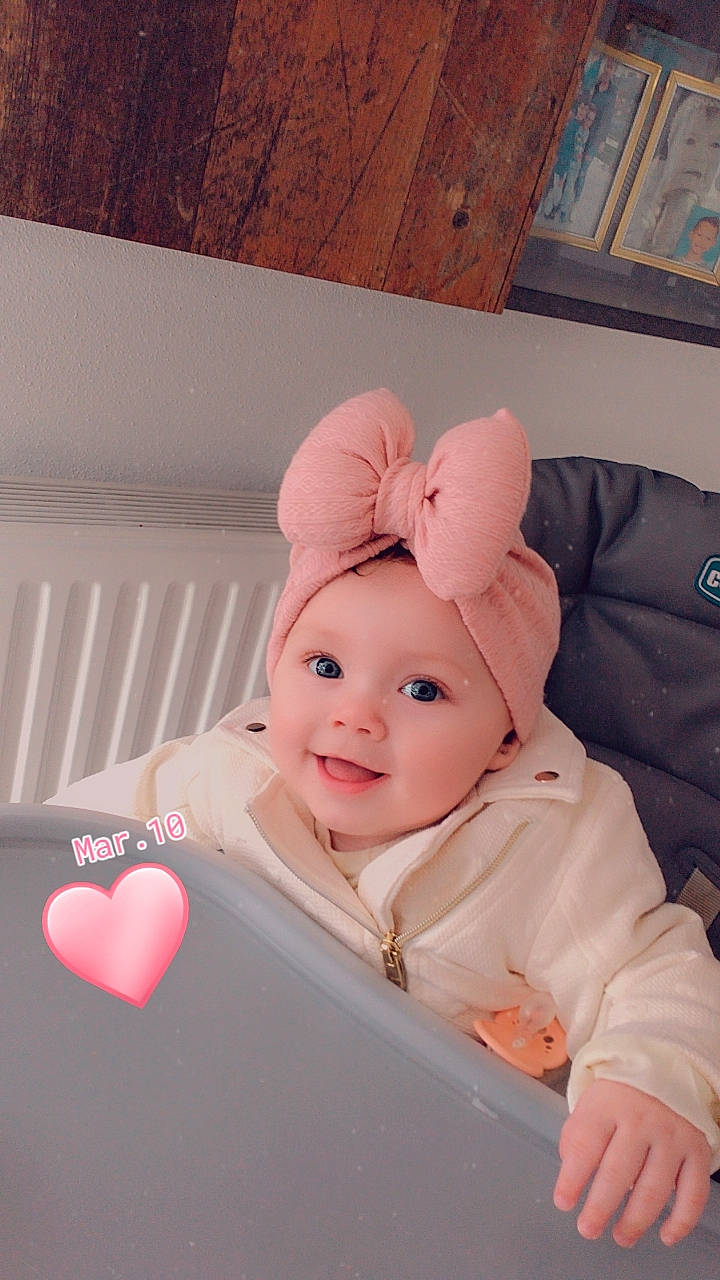 Kassy a rejoint le concours — aidez-le/la à gagner de superbes lots ! baby, baby_products, baby_toddler_clothing, cap, child, comfort, costume_hat, fashion_accessory, happy, hat, headband, headgear, headpiece, headwear, joy, magenta, peach, person, pink, room