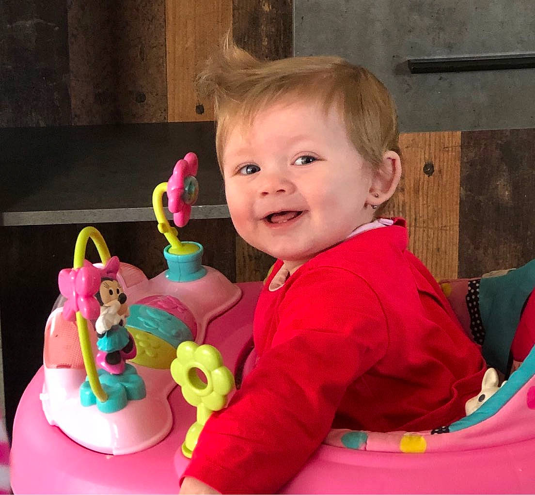 Kassy a rejoint le concours — aidez-le/la à gagner de superbes lots ! baby, baby_playing_with_toys, baby_products, baby_toddler_clothing, baby_toys, child, event, fun, happy, joy, leisure, magenta, person, play, riding_toy, sitting, smile, stuffed_toy, toddler, toy