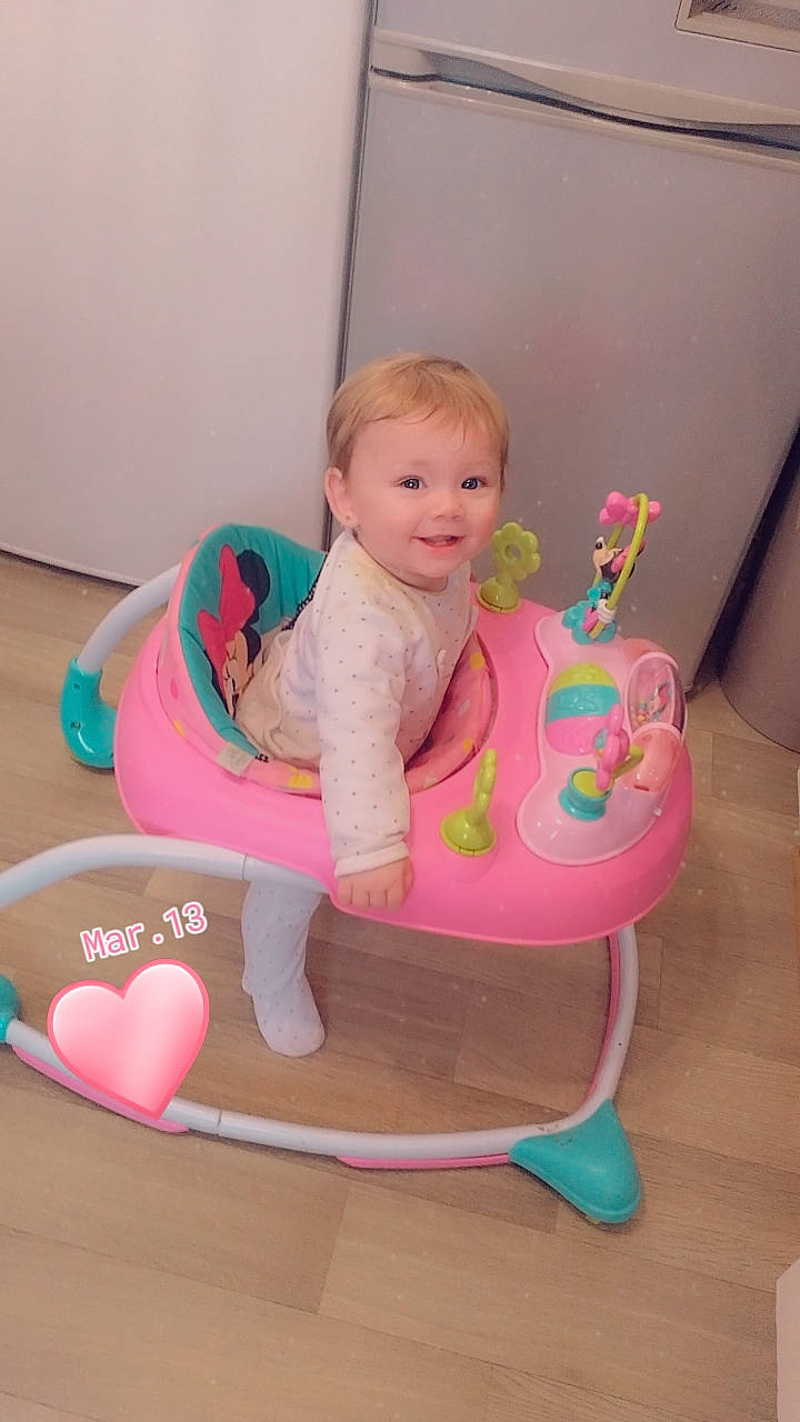 Kassy a rejoint le concours — aidez-le/la à gagner de superbes lots ! baby, baby_products, baby_toddler_clothing, chair, child, comfort, fun, happy, joy, knee, leg, magenta, party_supply, person, pink, play, product, room, sitting, smile