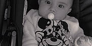 Cataleya a rejoint le concours — aidez-le/la à gagner de superbes lots ! baby, pacifier, stroller, mickey_mouse, leopard_print, blanket, clothing, infant, child, cute, black_and_white, hand, face, eyes, soft_texture, warm, cozy, indoor, smiling, person