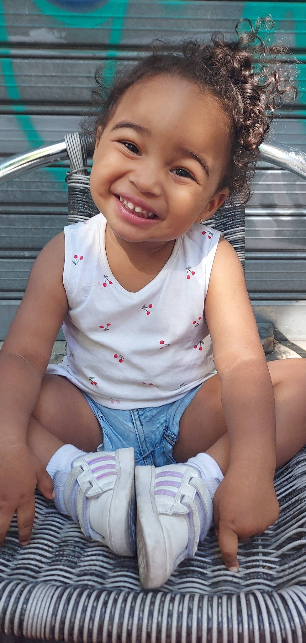 Layah participe au concours pour gagner de l'argent avec cette photo : arm, cheek, chin, eye, eyebrow, facial_expression, hairstyle, happy, head, iris, joint, joy, leg, lip, mouth, muscle, nose, organ, person, skin