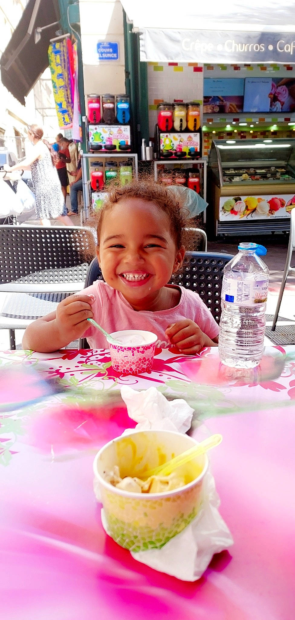 Layah a rejoint le concours — aidez-le/la à gagner de superbes lots ! bottle, chair, child, dish, drink, food, fun, happy, ingredient, joy, leisure, person, photograph, plastic_bottle, retail, shelf, smile, snapshot, sweetness, tableware