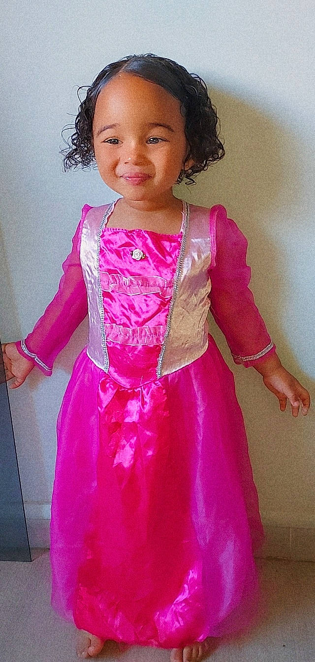 Layah participe au concours pour gagner de l'argent avec cette photo : arm, baby_toddler_clothing, day_dress, dress, embellishment, face, hair, hand, happy, head, joy, neck, one_piece_garment, person, pink, purple, shoulder, skin, sleeve, smile