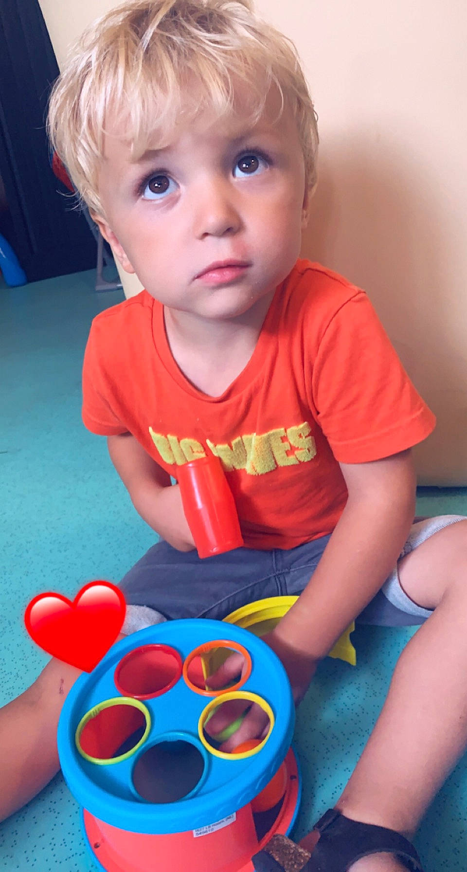 Timéo a rejoint le concours — aidez-le/la à gagner de superbes lots ! baby, baby_playing_with_toys, baby_toddler_clothing, blue, cheek, child, finger, fun, green, happy, leisure, light, organ, person, photograph, red, snapshot, t_shirt, toddler, toy