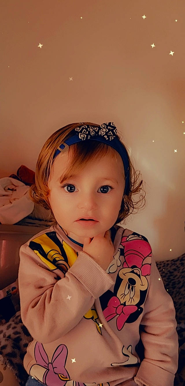 Katalyna participe au concours pour gagner de l'argent avec cette photo : baby_toddler_clothing, bangs, black_hair, cheek, child, chin, cool, eye, eyelash, finger, happy, headgear, iris, lip, mouth, neck, nose, person, skin, sleeve