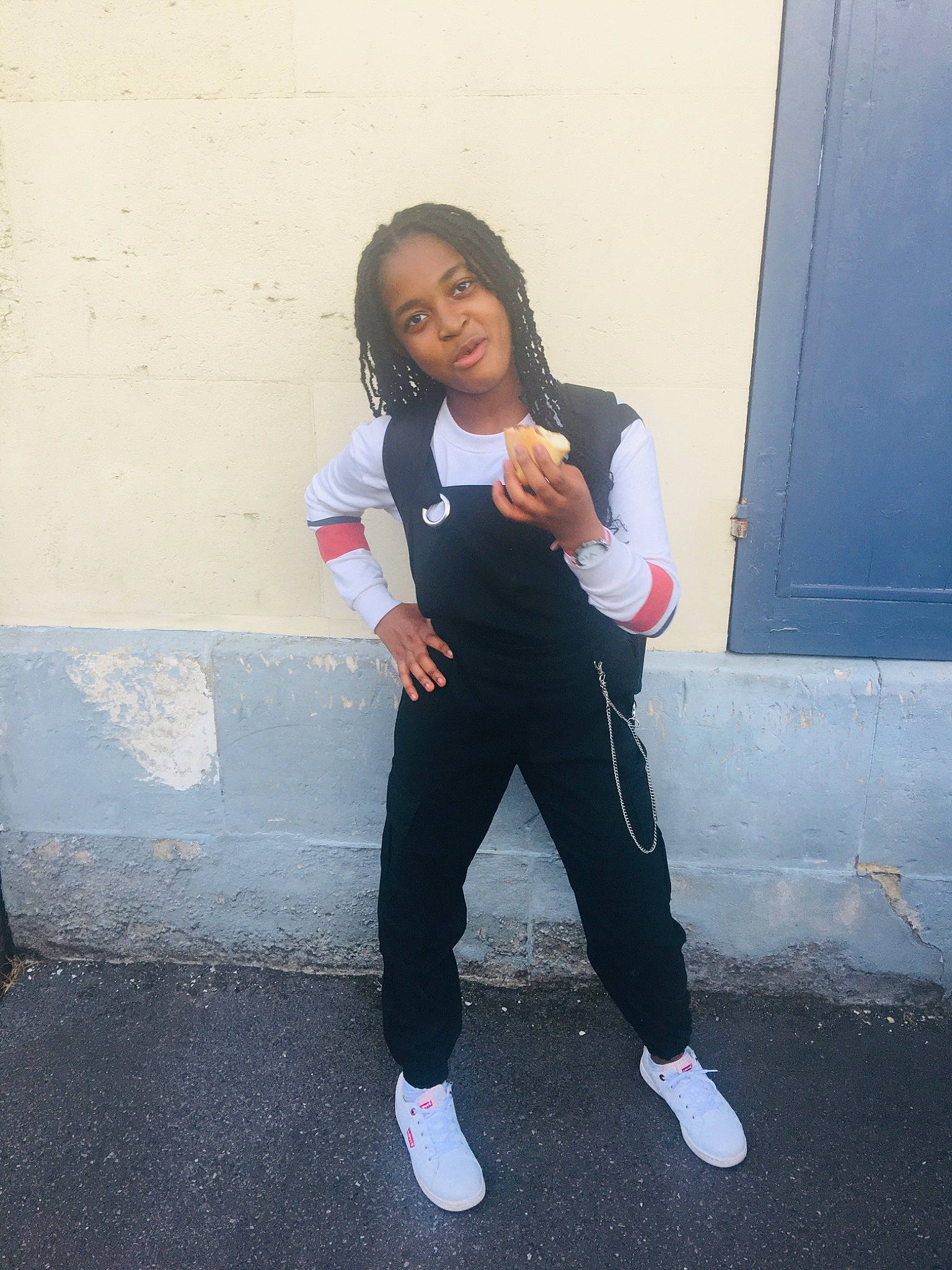 Henrina participe au concours pour gagner de l'argent avec cette photo : black_hair, knee, person, photography, school_uniform, shoe, sportswear, standing, trousers, uniform