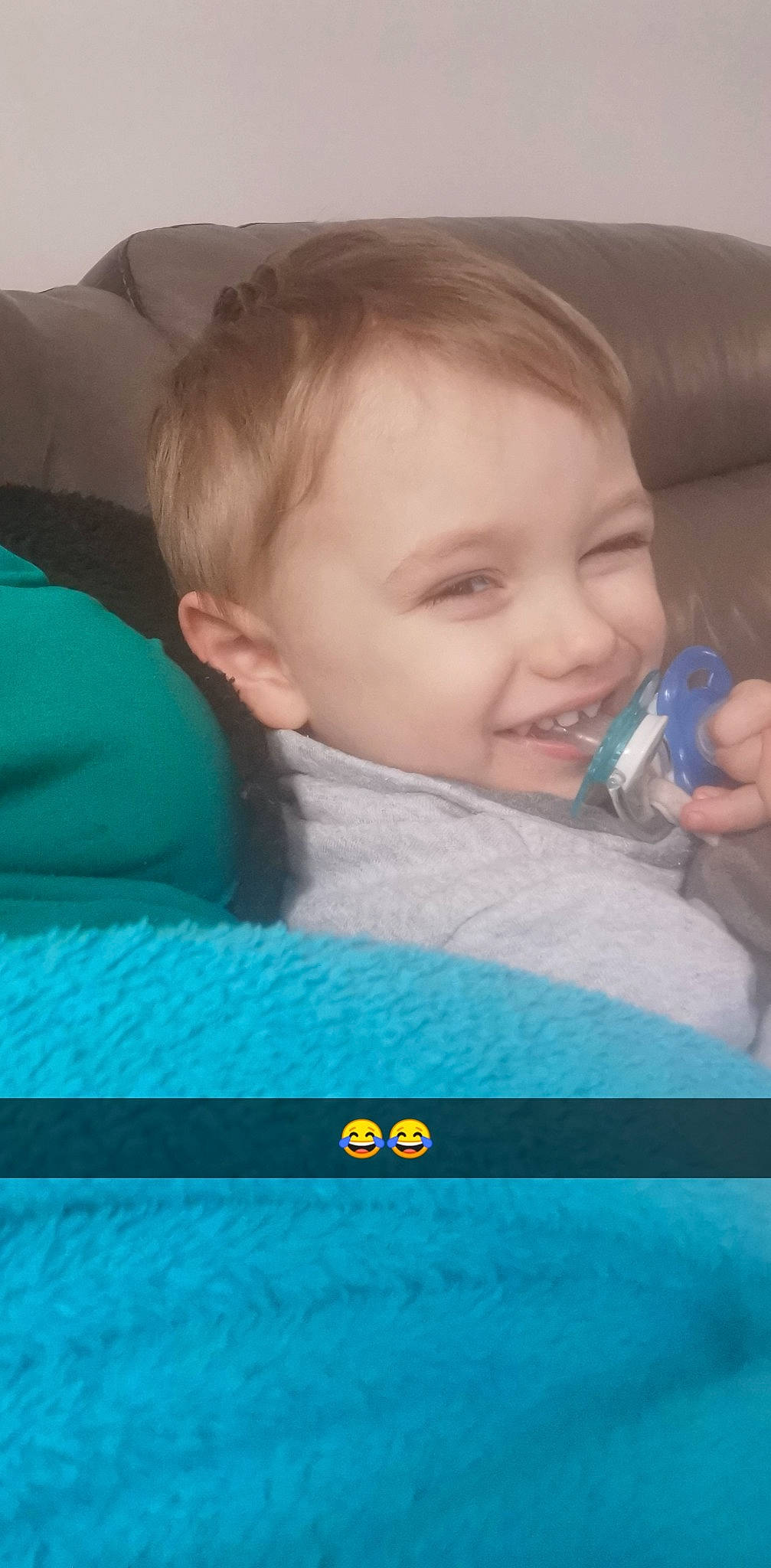 Thiago a rejoint le concours — aidez-le/la à gagner de superbes lots ! azure, baby, cheek, comfort, eyebrow, hairstyle, happy, iris, joy, mammal, mouth, nose, organ, person, plastic_bottle, product, skin, smile, textile, toddler