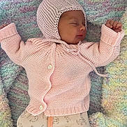 élya a rejoint le concours — aidez-le/la à gagner de superbes lots ! baby, newborn, sleeping, pink, knitwear, hat, blanket, plush_toy, pastel_colors, cozy, infant, cute, soft_texture, socks, clothing, resting, peaceful, indoors, portrait, child