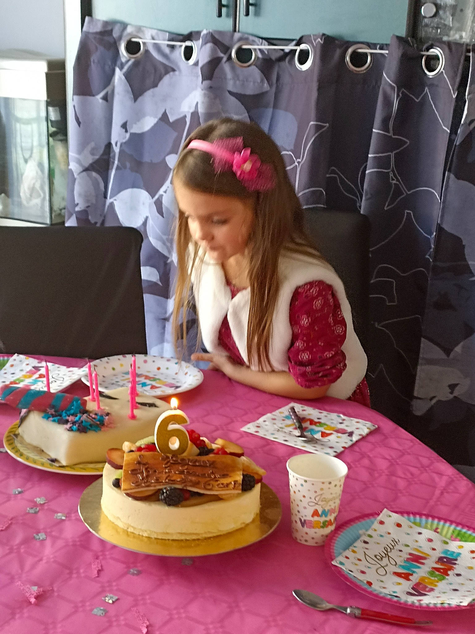 Mélody a rejoint le concours — aidez-le/la à gagner de superbes lots ! baked_goods, birthday, birthday_cake, cake, cake_decorating, cake_decorating_supply, cuisine, event, food, hat, ingredient, magenta, person, pink, plate, purple, serveware, sugar_cake, sweetness, table