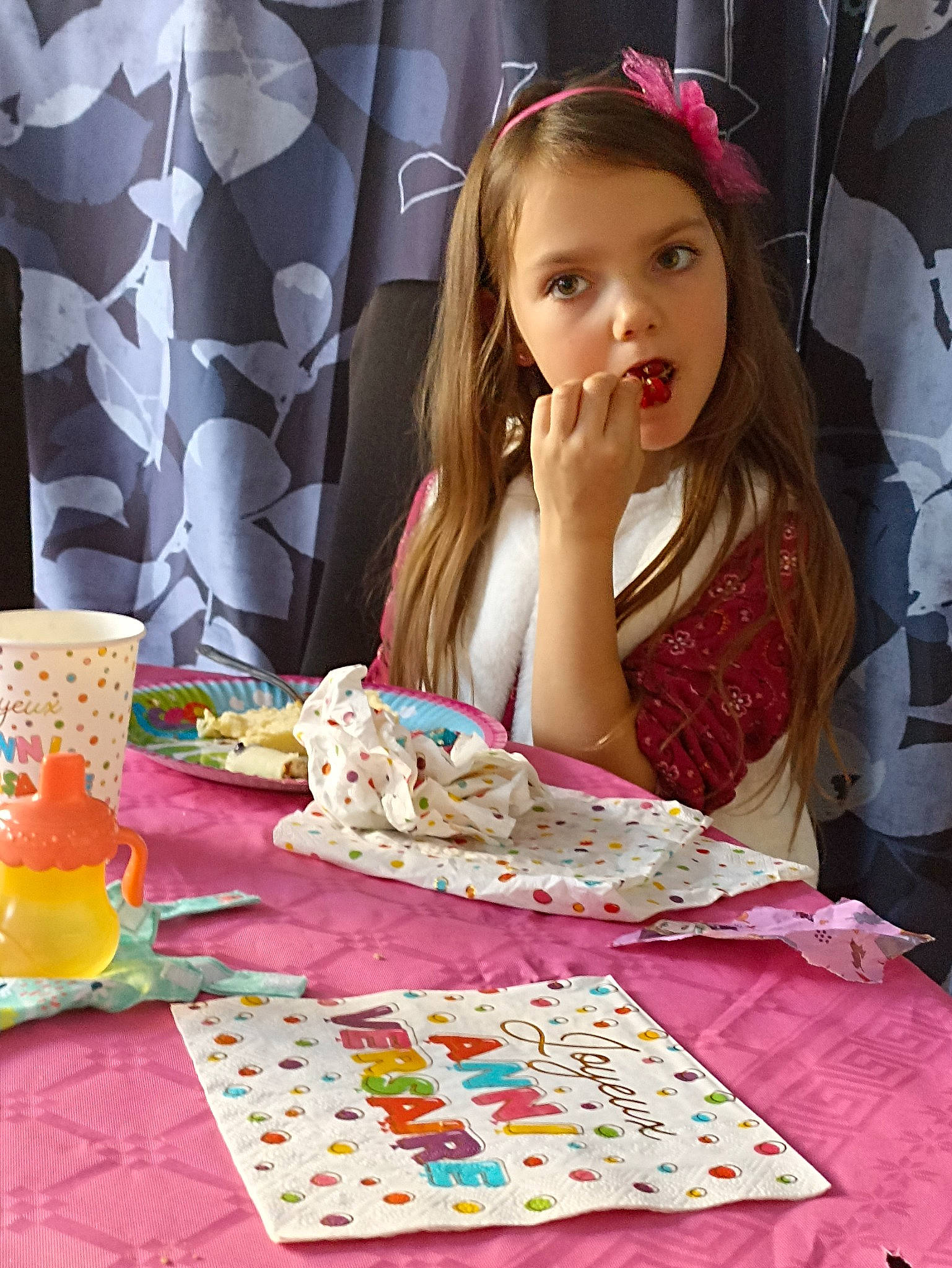 Mélody participe au concours pour gagner de l'argent avec cette photo : beauty, child, design, event, fashion_accessory, fun, happy, leisure, linens, magenta, pattern, person, pink, recreation, room, sharing, sitting, sweetness, table, textile