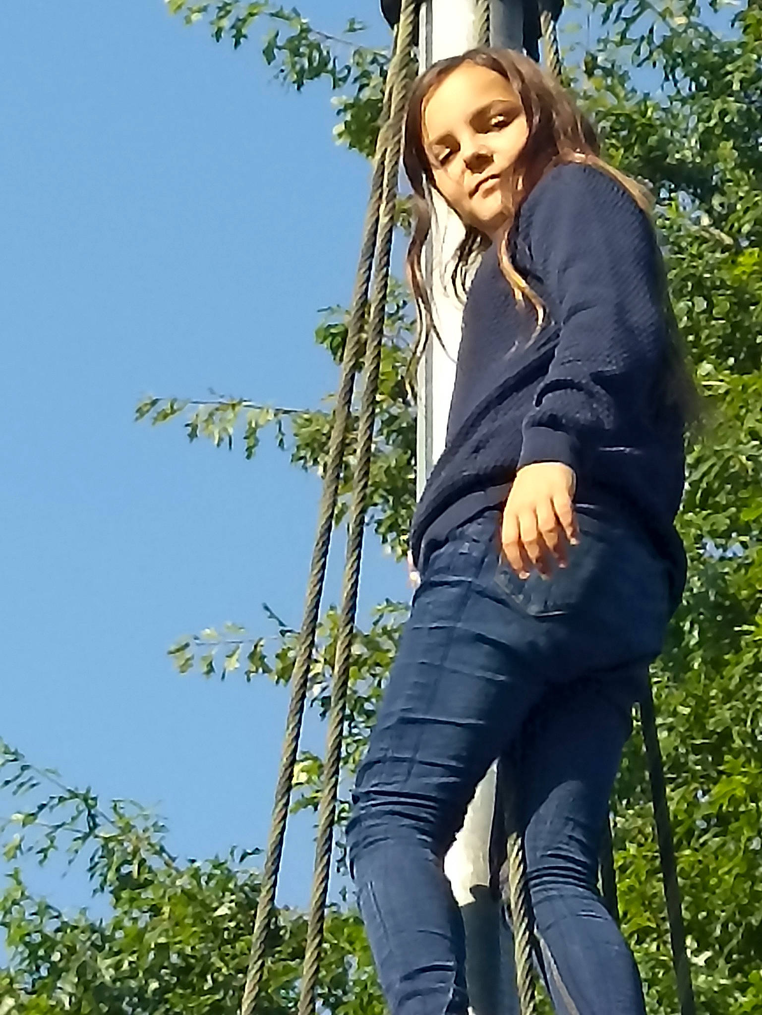 Lovely a rejoint le concours — aidez-le/la à gagner de superbes lots ! black_hair, blazer, branch, denim, eyewear, flash_photography, grass, hair, jacket, jeans, knee, leaf, long_hair, people_in_nature, person, sky, sleeve, street_fashion, thigh, tree