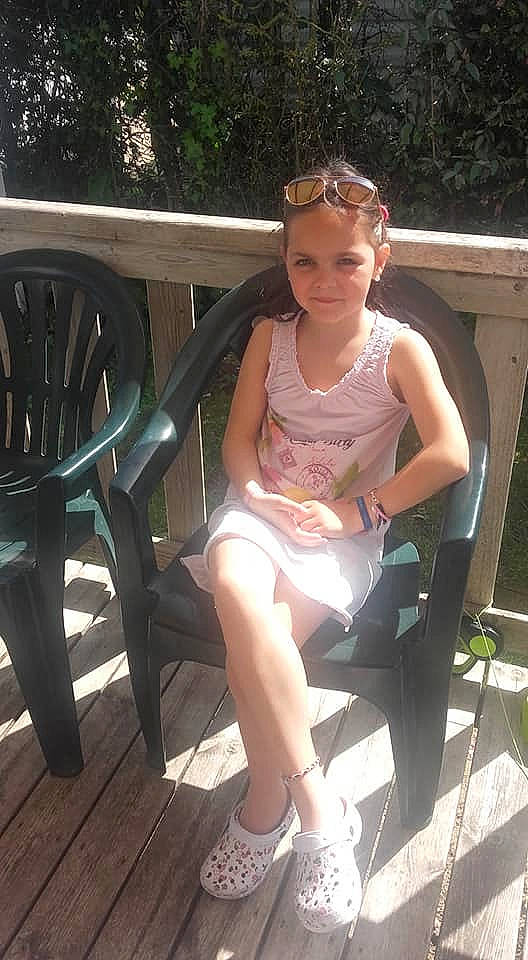 Lovely participe au concours pour gagner de l'argent avec cette photo : fawn, furniture, leg, leisure, person, sitting, smile, summer, vacation