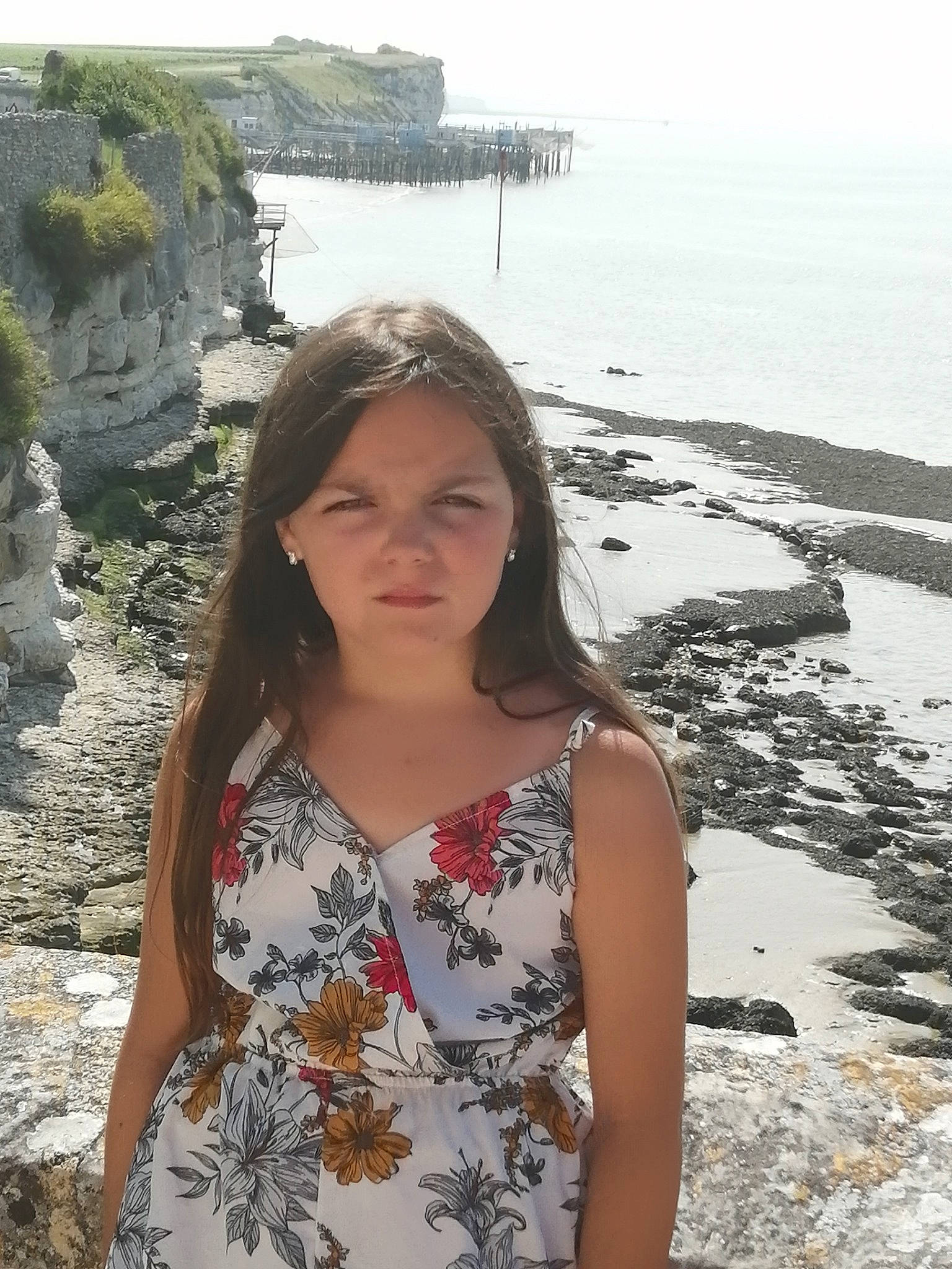 Lovely a rejoint le concours — aidez-le/la à gagner de superbes lots ! beach, beauty, coast, fun, hairstyle, happy, headland, klippe, leisure, long_hair, ocean, pattern, person, rock, sand, sky, summer, t_shirt, travel, water