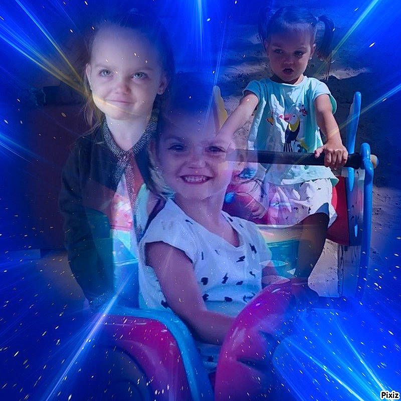 Mélody a rejoint le concours — aidez-le/la à gagner de superbes lots ! child, fun, happy, joy, person, photography, sky, smile, space, world