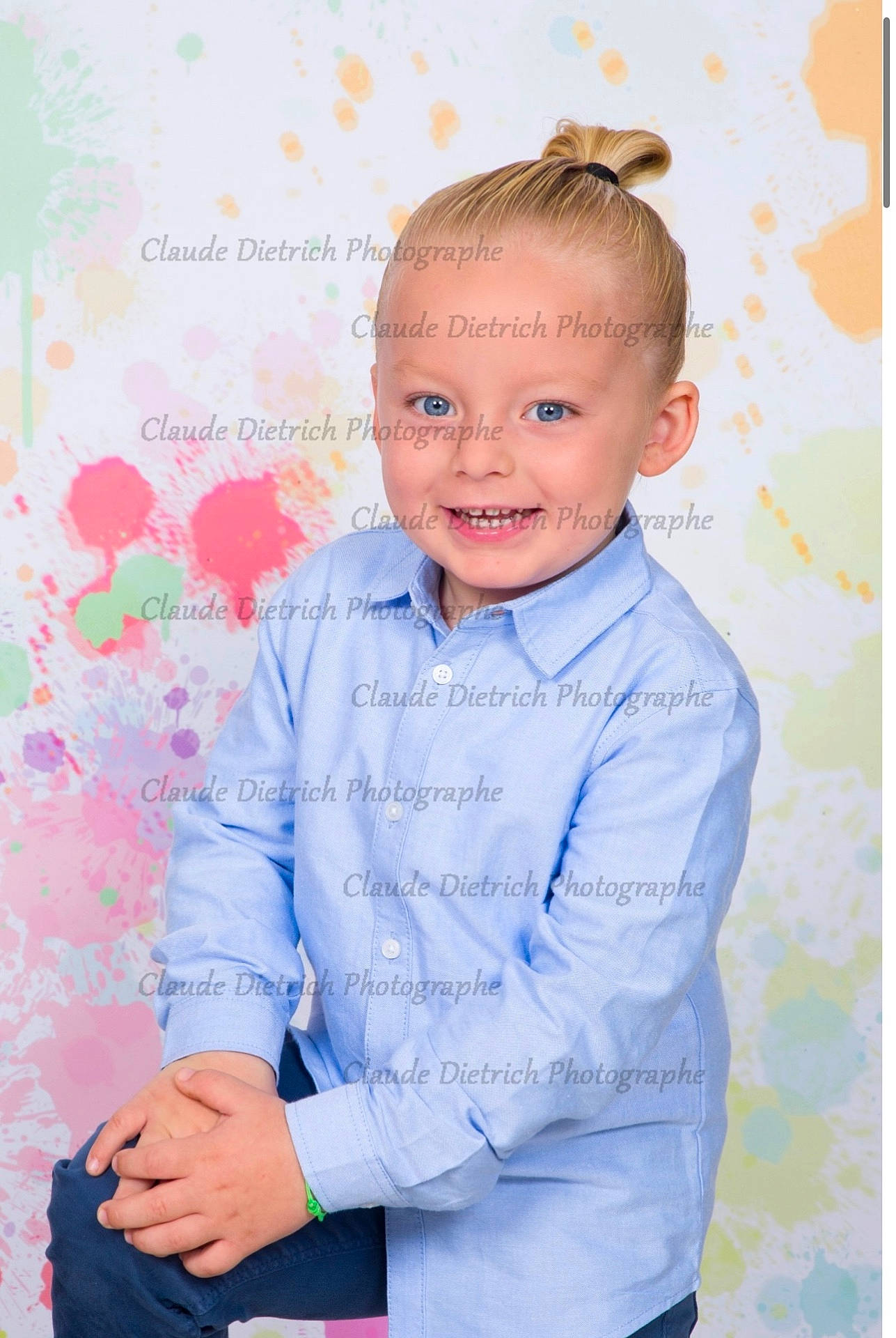 Liam a rejoint le concours — aidez-le/la à gagner de superbes lots ! accessories, baby, bodypart, clothing, face, finger, formalwear, hand, happy, head, laughing, longsleeve, pants, person, photography, portrait, shirt, sitting, smile, tie