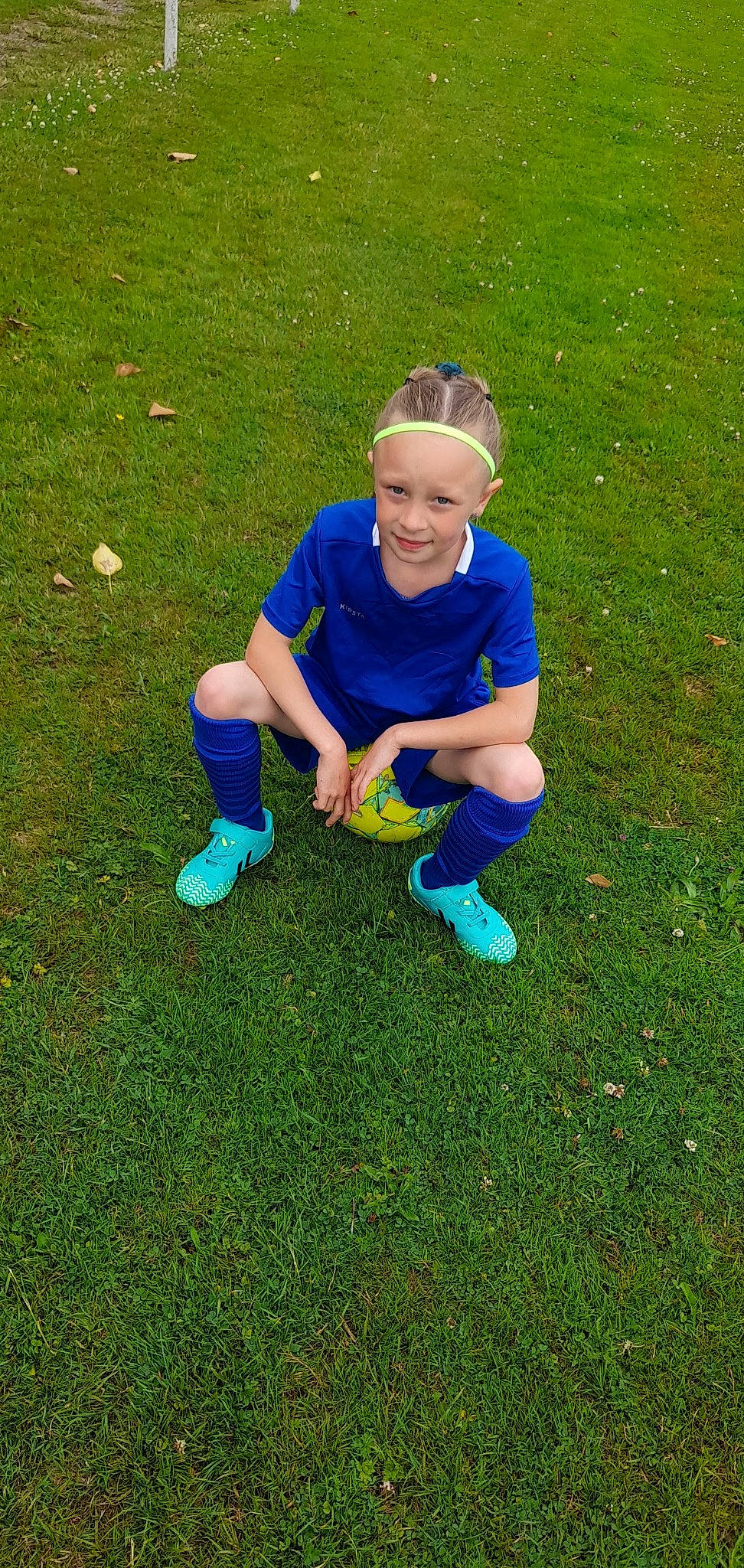 Sanya a rejoint le concours — aidez-le/la à gagner de superbes lots ! baseball_cap, cap, competition_event, electric_blue, fun, grass, grassland, happy, hat, headwear, joy, knee, lawn, leisure, meadow, people_in_nature, person, player, recreation, shorts