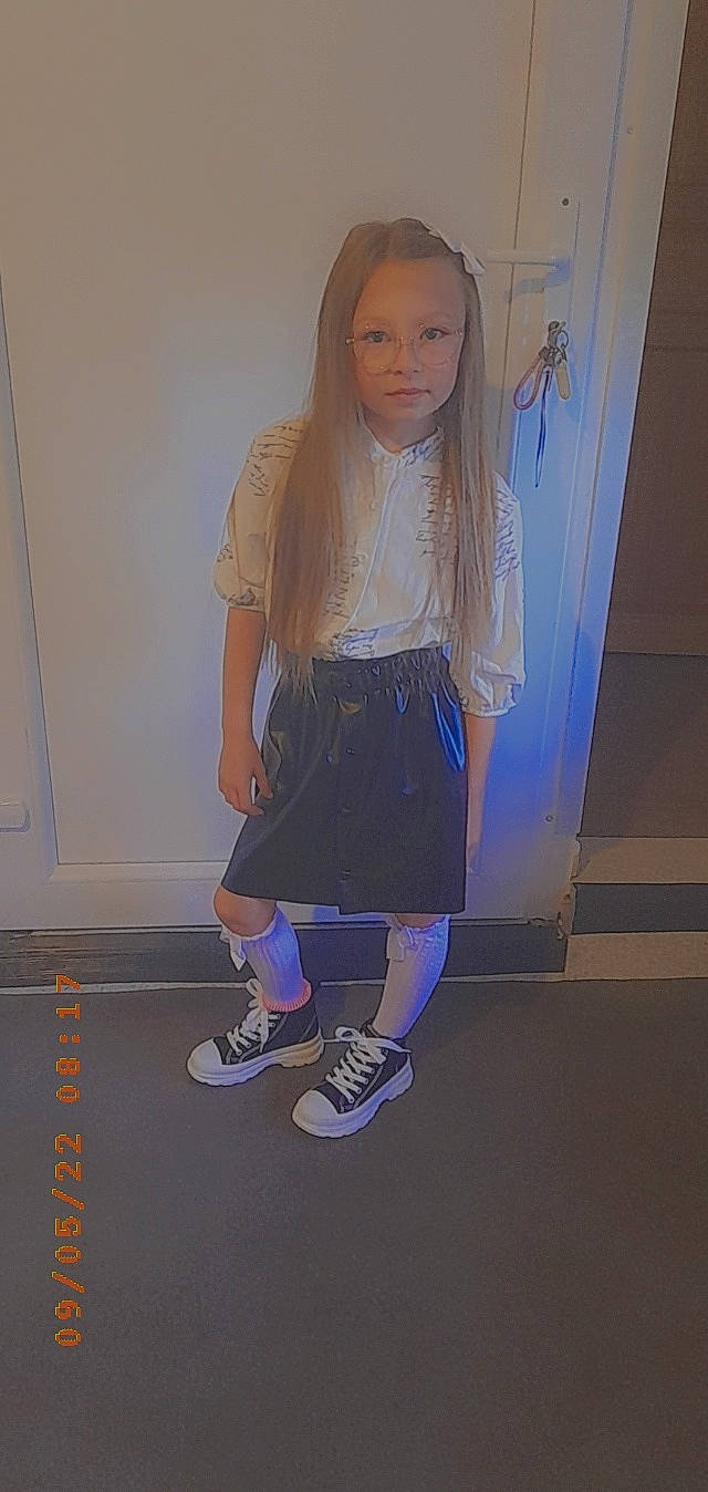 Sanya participe au concours pour gagner de l'argent avec cette photo : blond, boot, denim, electric_blue, fashion_design, flooring, fun, hime_cut, human_leg, knee, long_hair, magenta, pattern, person, sandal, sock, sportswear, t_shirt, thigh, waist