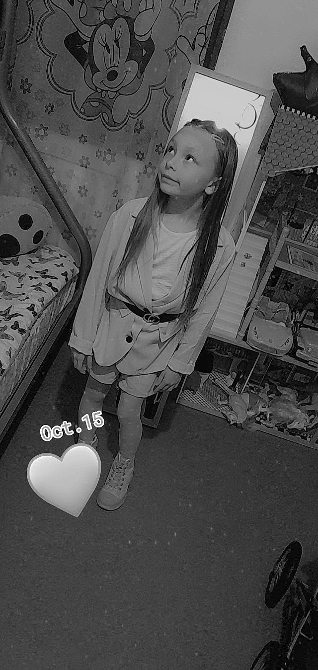 Sanya participe au concours pour gagner de l'argent avec cette photo : black, black_and_white, child, eyewear, fashion_design, flash_photography, flooring, foot, fun, happy, human_leg, knee, monochrome, monochrome_photography, pattern, person, room, sitting, style, thigh